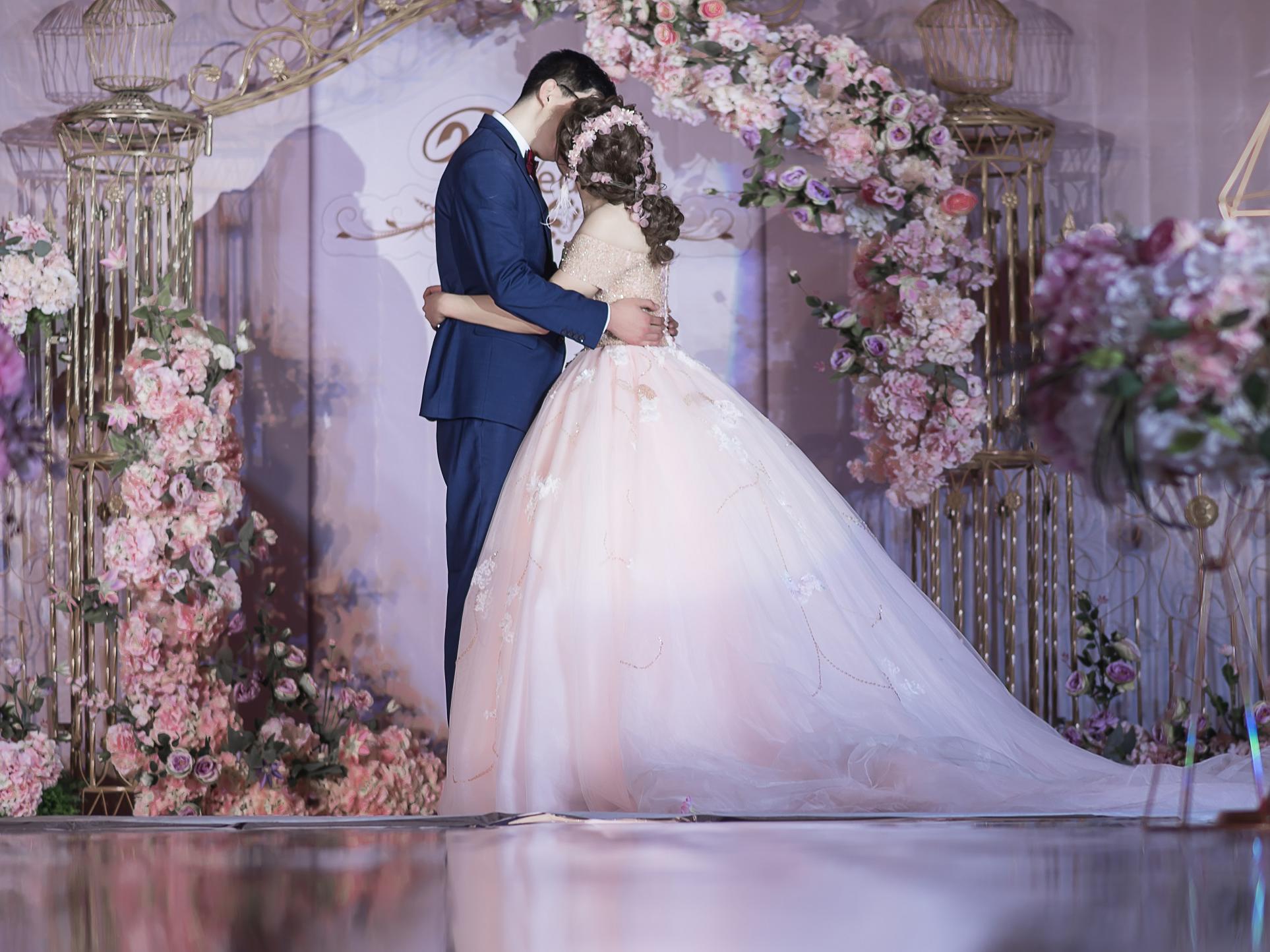 这像极了爱情~裸粉色大气简约风   贺兰昊王国际