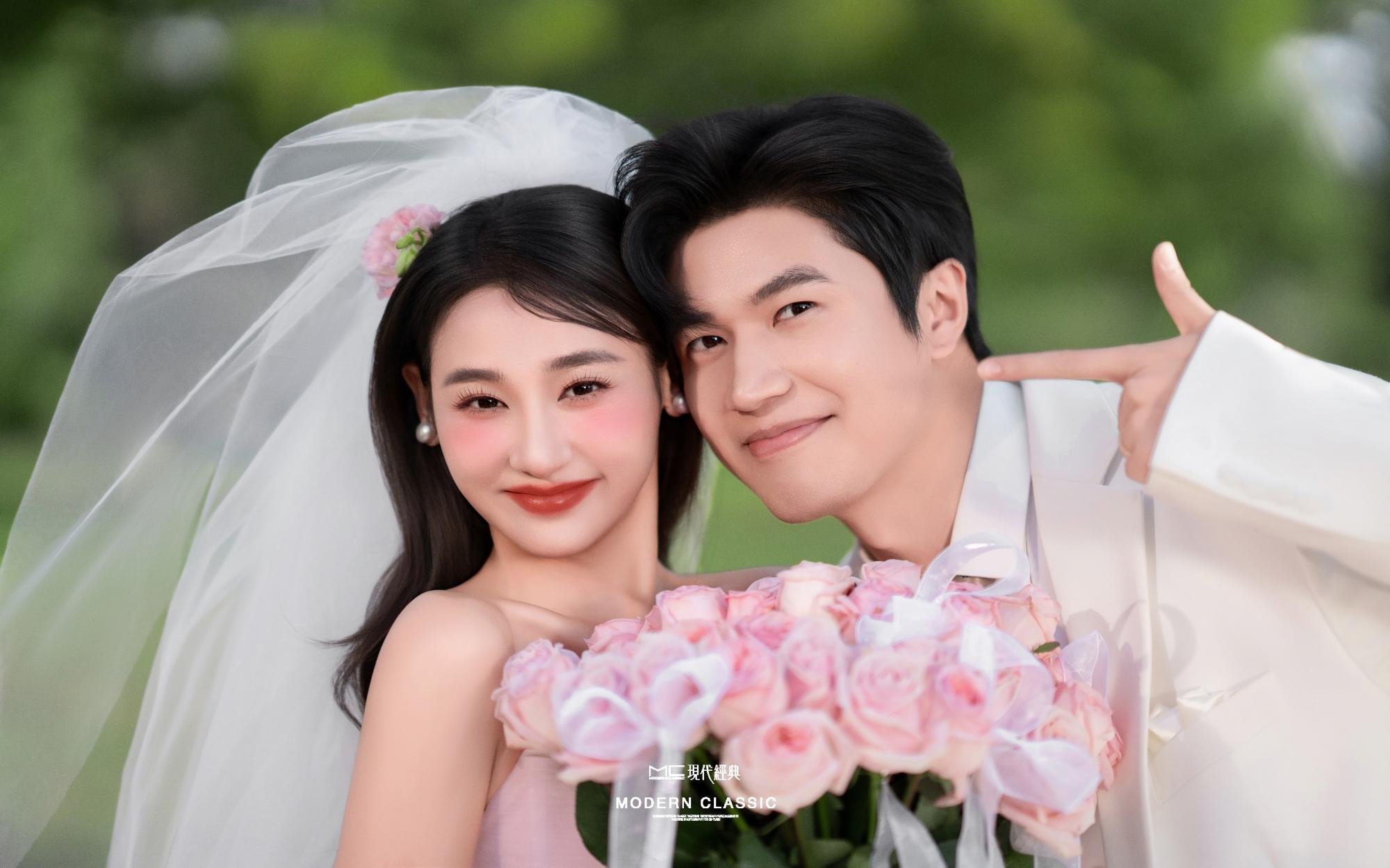 粉红泡泡来袭，被路人夸爆的森系草坪婚纱照