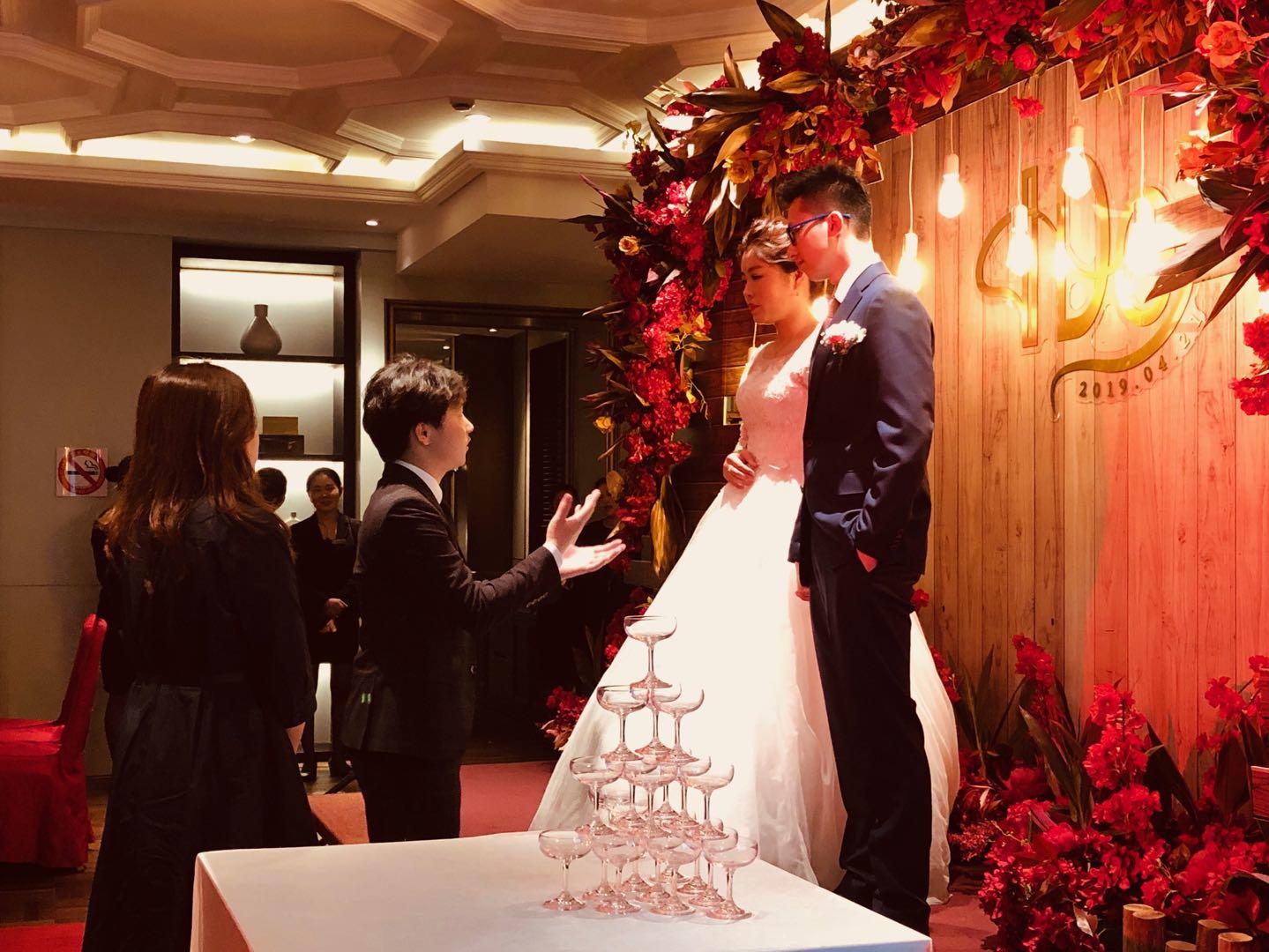 JC【轻松不煽情|担任过某800万婚礼现场顾问】