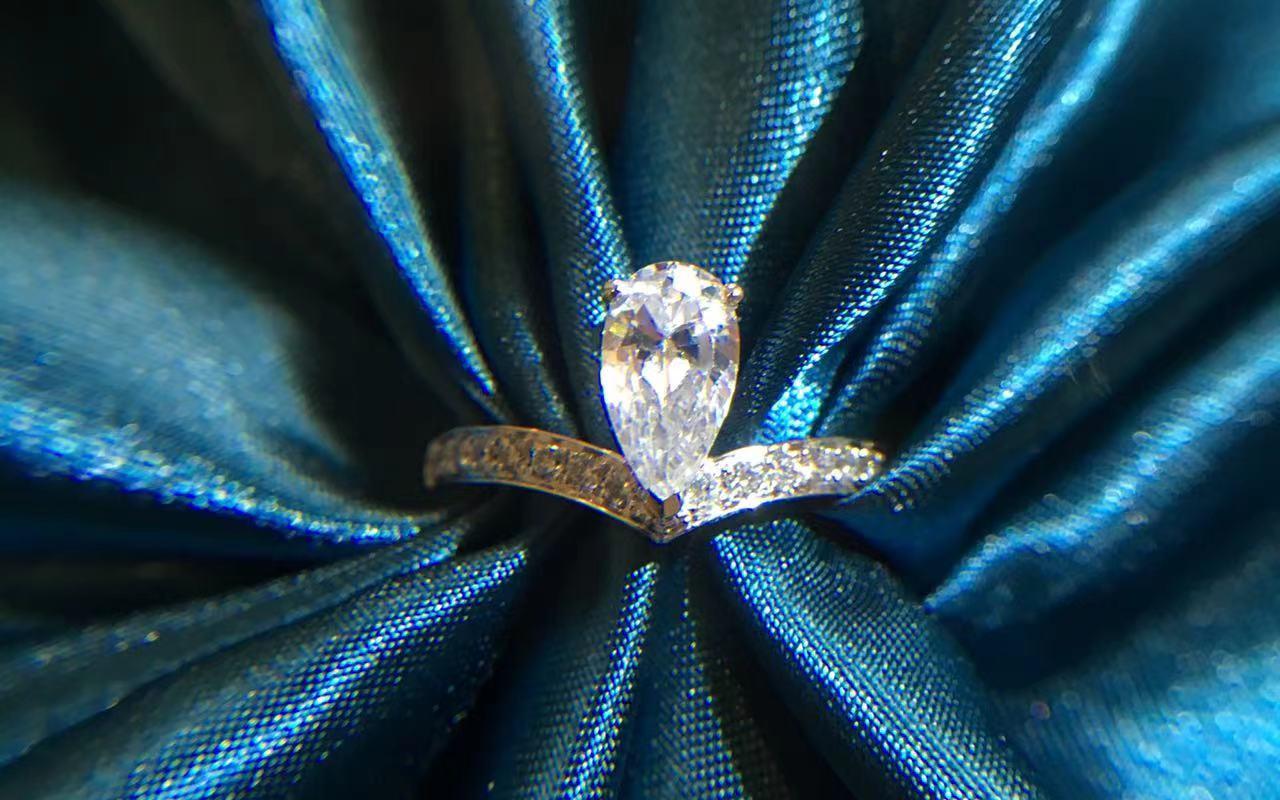 非梵钰禧｜H色时尚百搭18K白金梨形V字水滴异形