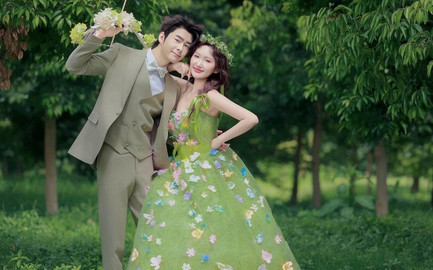 阳光肆意洒满森林🌿 微风席卷着林间微风的清新