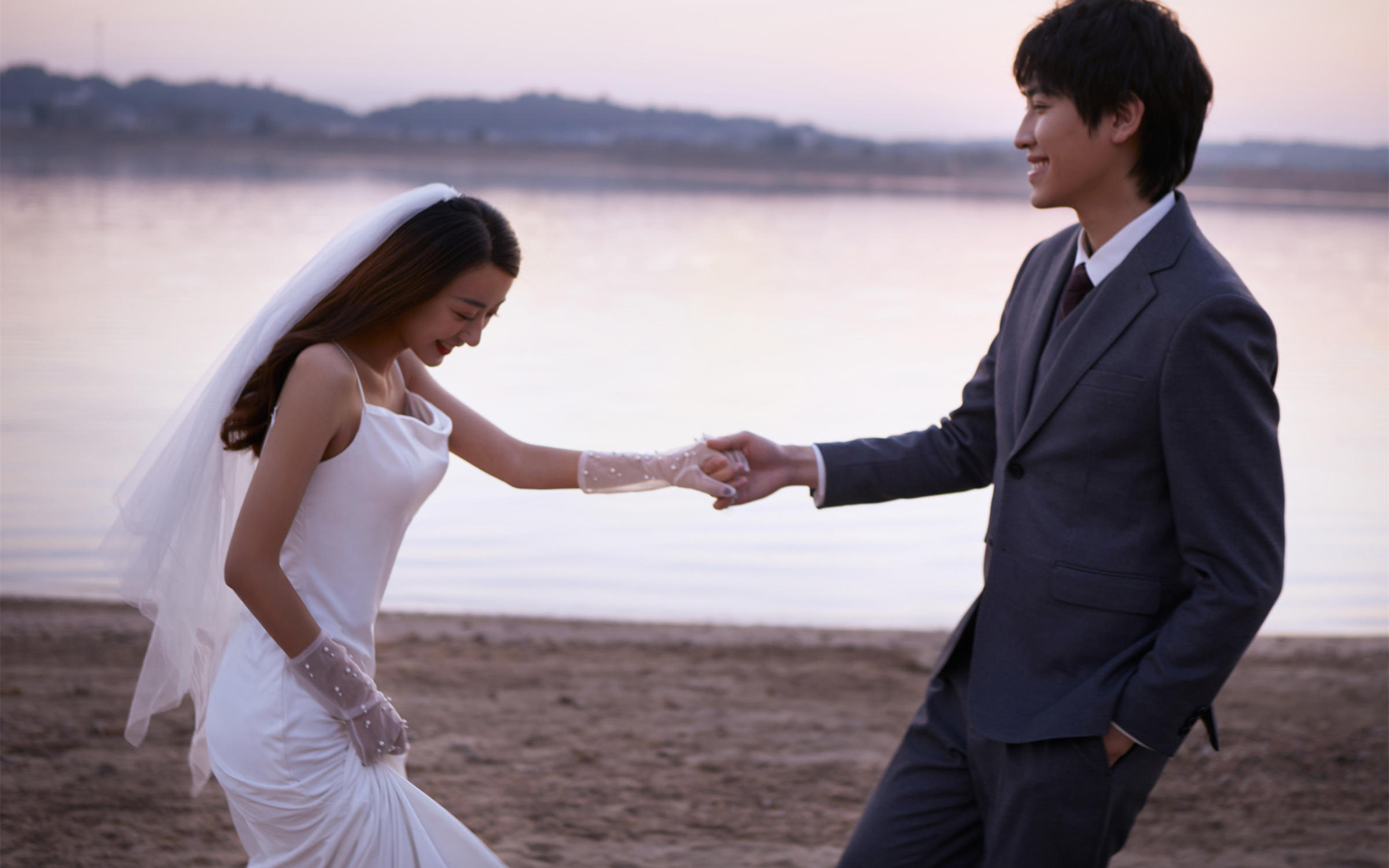 “落日前一秒，我们相爱、亲吻、拥抱