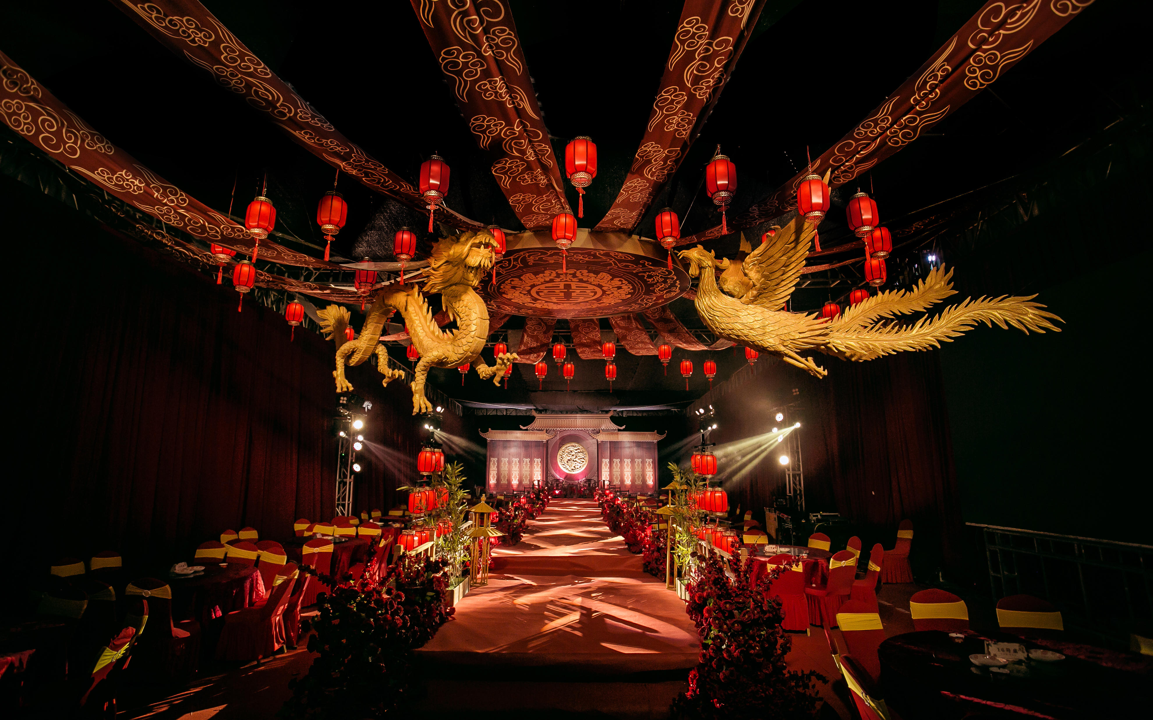 田園大棚婚禮現(xiàn)場，龍鳳紋雕飾典雅呈現(xiàn)