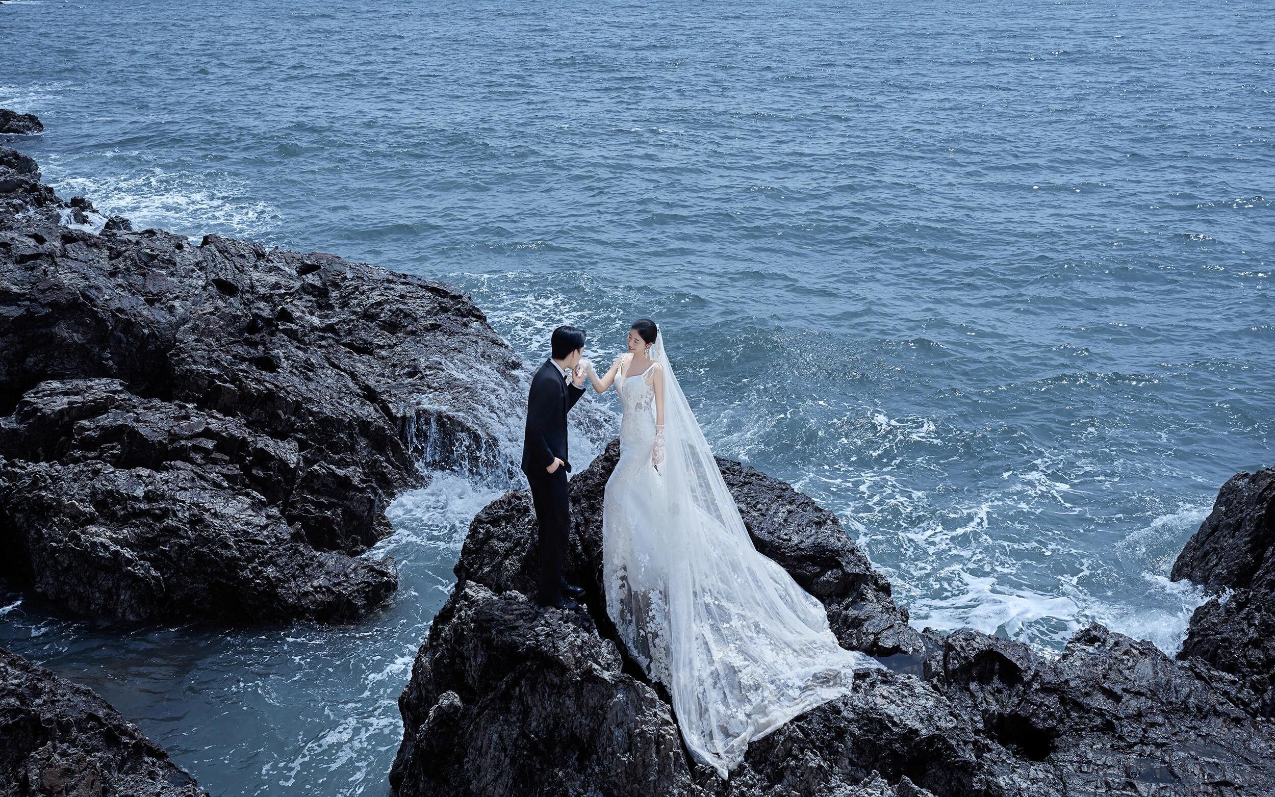 【黑巖白紗，大海見證的婚禮瞬間】