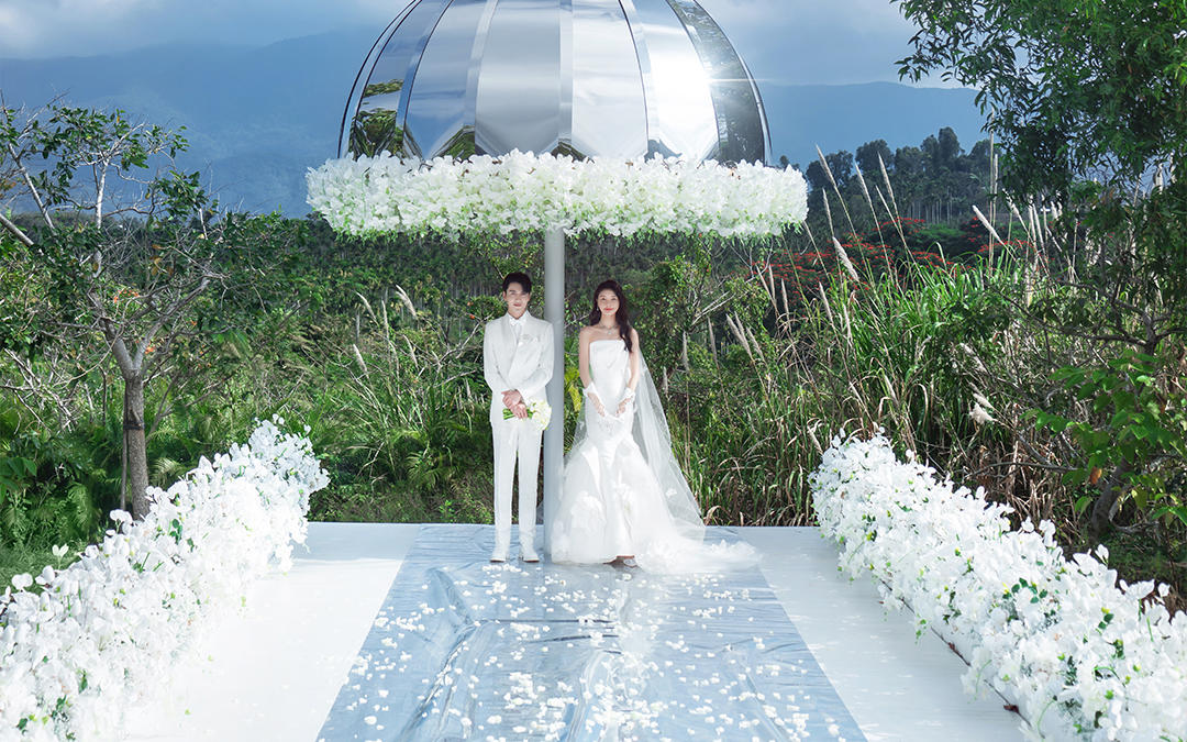 牵爱人的手凤凰谷走花路，沐浴在纷飞的花瓣雨中