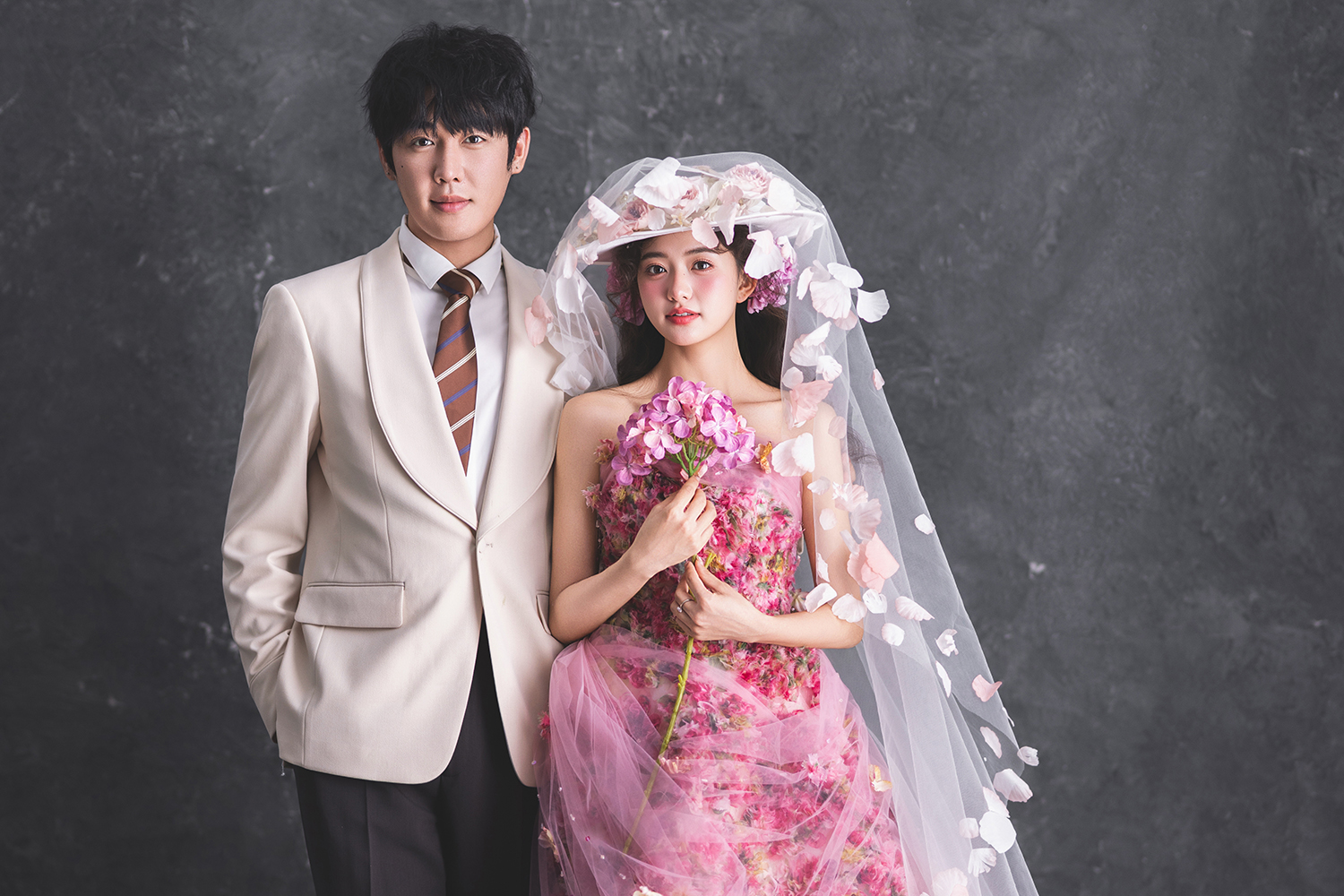 粉色鲜花复古油画婚纱照｜浪漫与优雅的融合