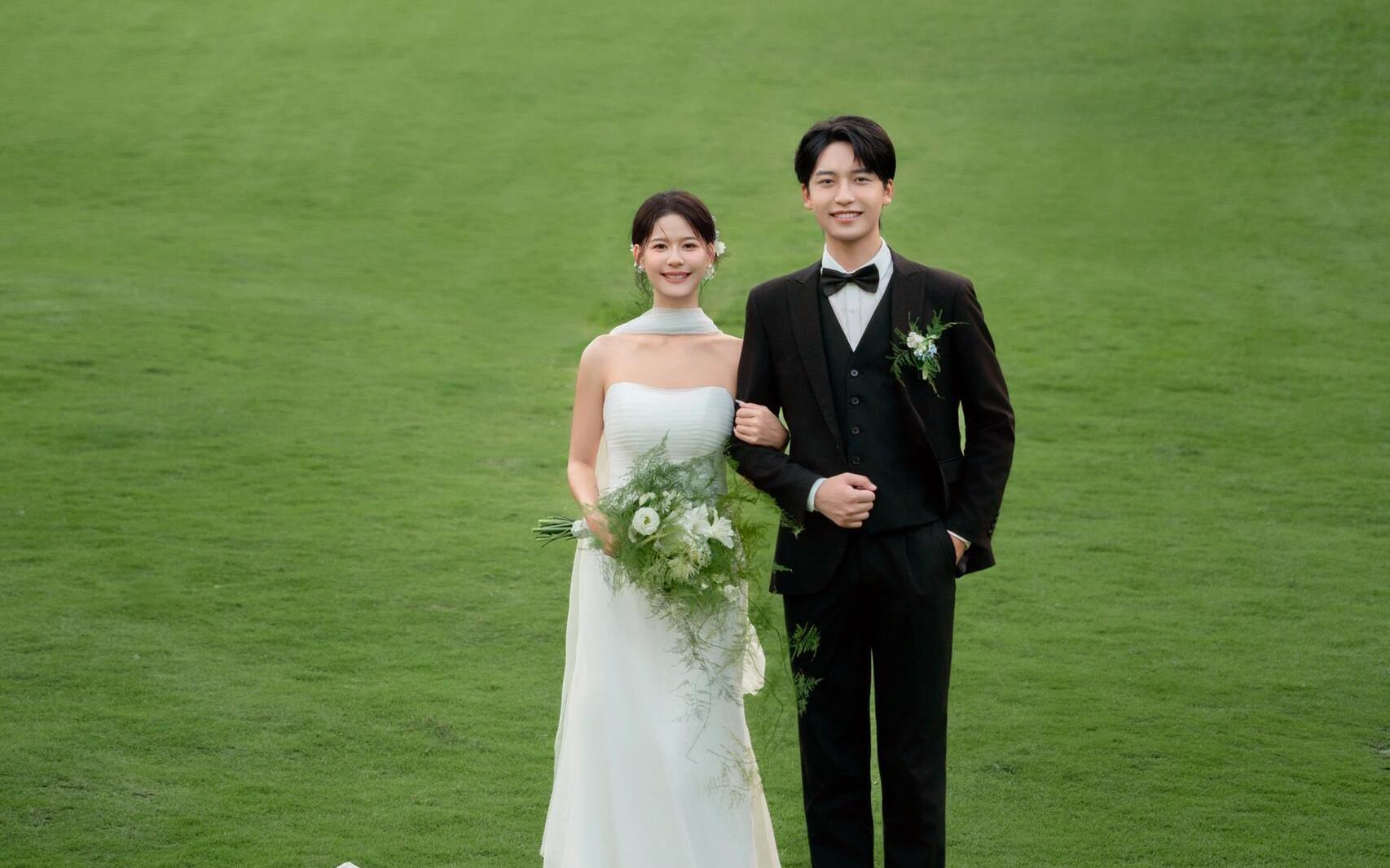 森系草坪婚纱照!绿意诗篇就在脚下