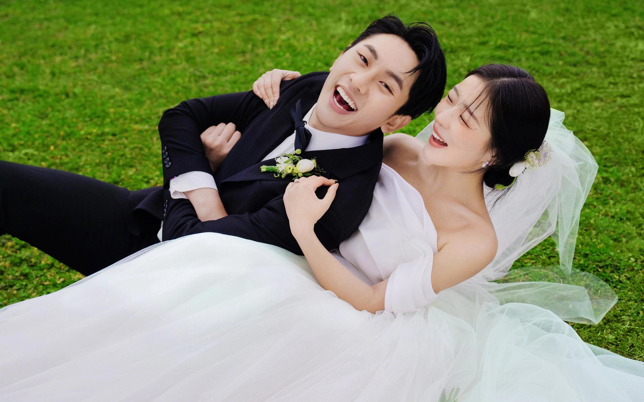 【年轻人超爱的草坪婚礼婚纱照】