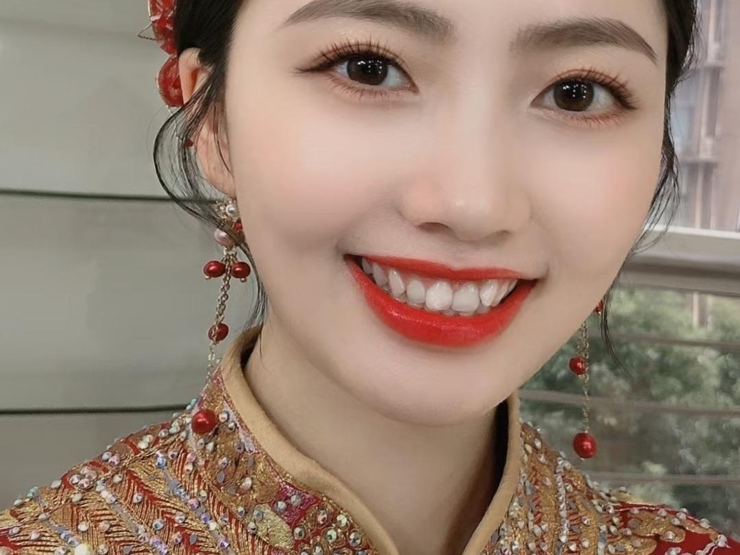 高级化妆师+全天跟妆+3套妆造+赠送妈妈伴娘