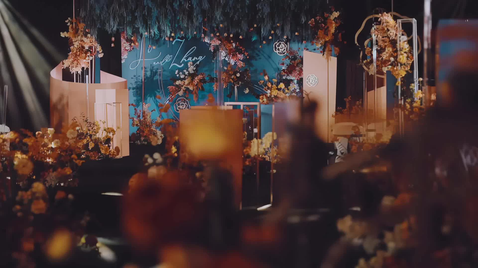 复古文艺｜蔚蓝莫兰迪撞色+高端主持人，跟妆