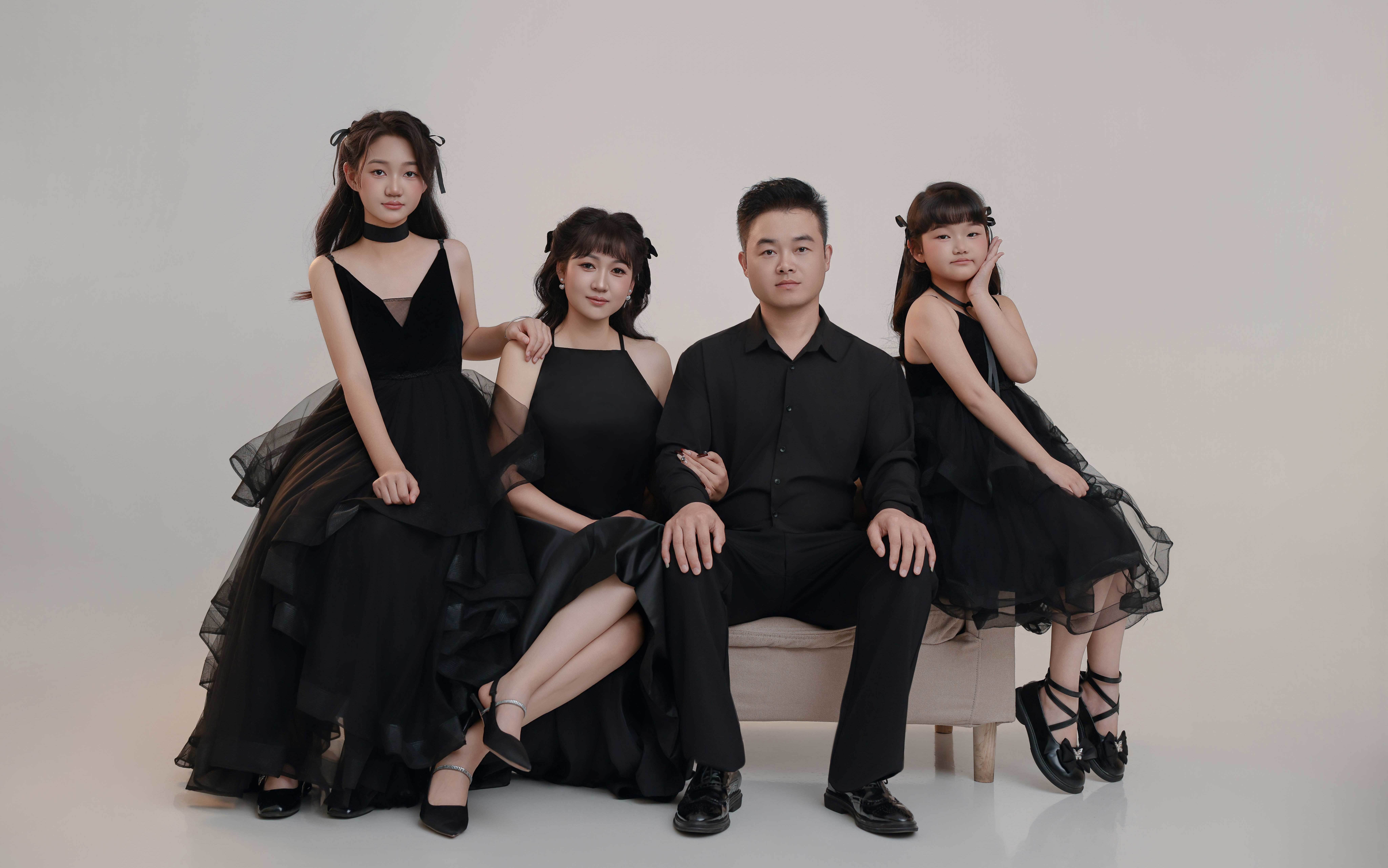 在极简灰里，全家福的仪式感满是高级温度