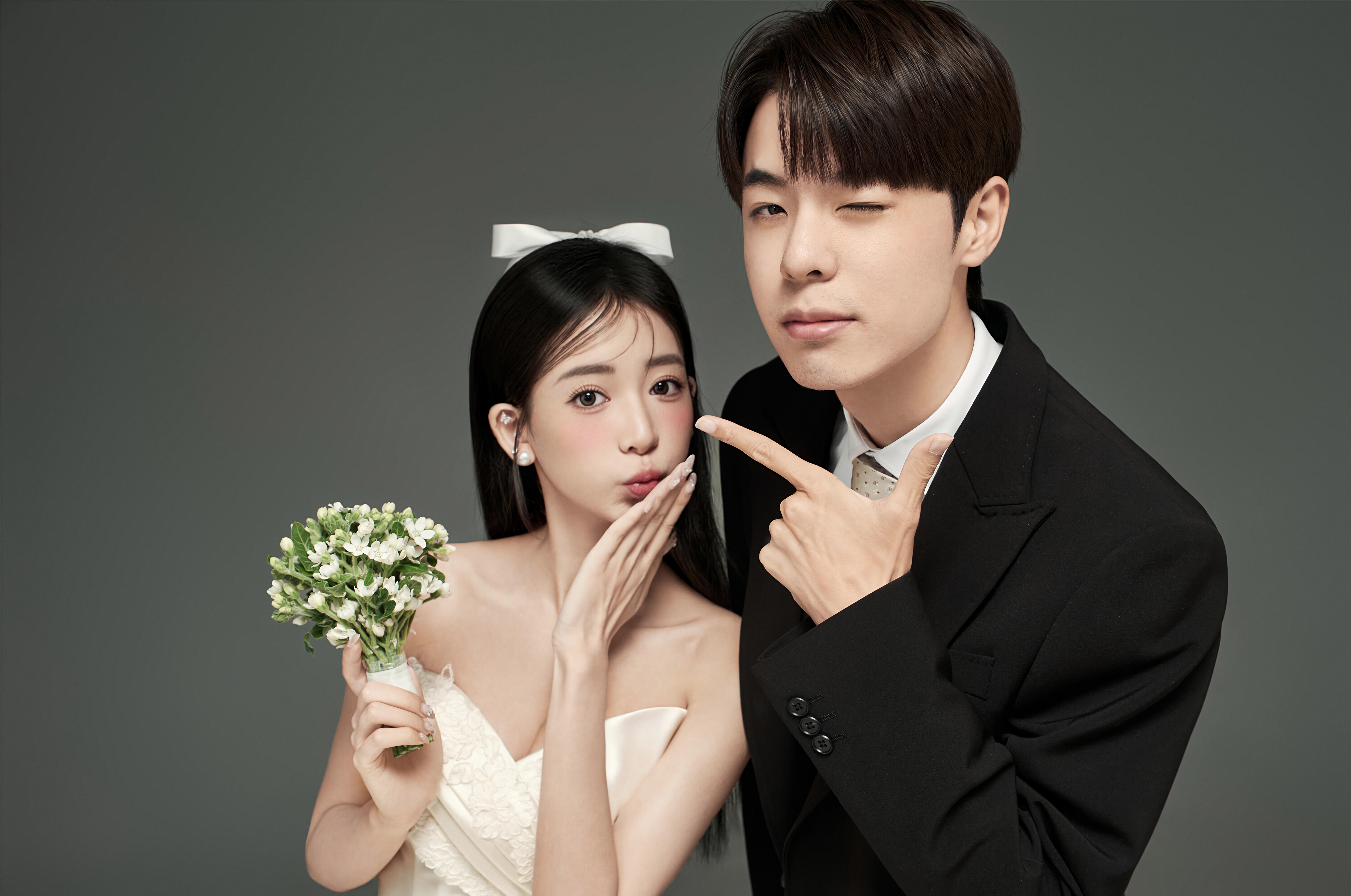 簡(jiǎn)簡(jiǎn)單單就很美！漸變灰韓式極簡(jiǎn)婚紗照很nice~