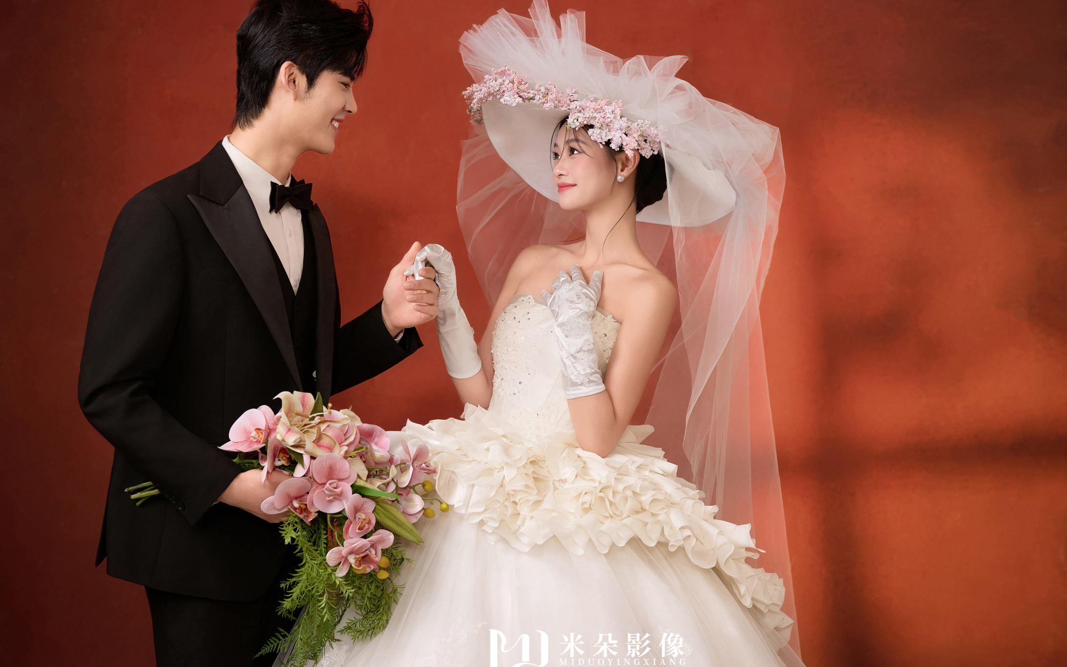 2026年紅底復(fù)古婚紗照有多權(quán)威?誰(shuí)拍誰(shuí)出片