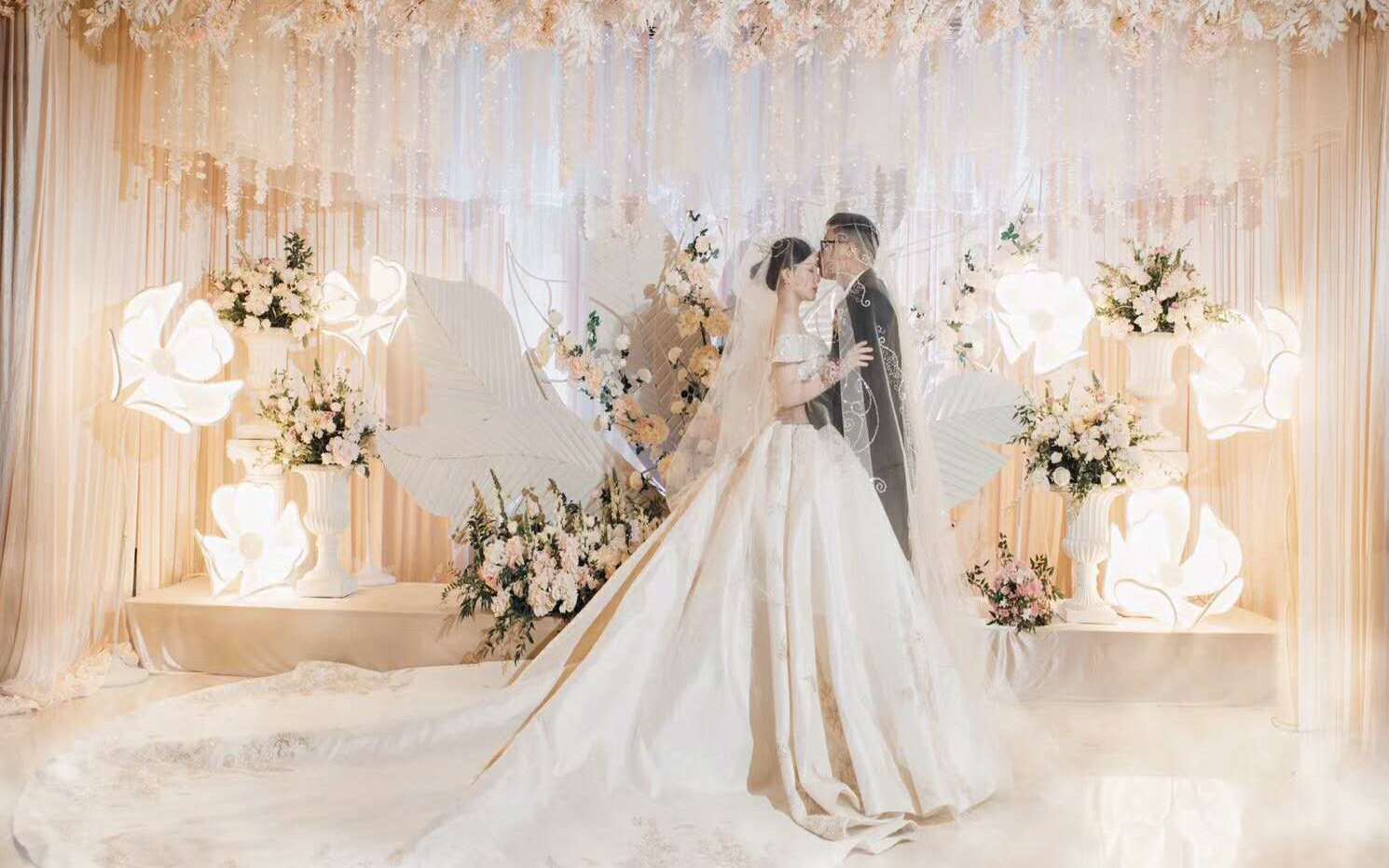 唯美气质大拖尾仪式纱婚礼现场图欣赏