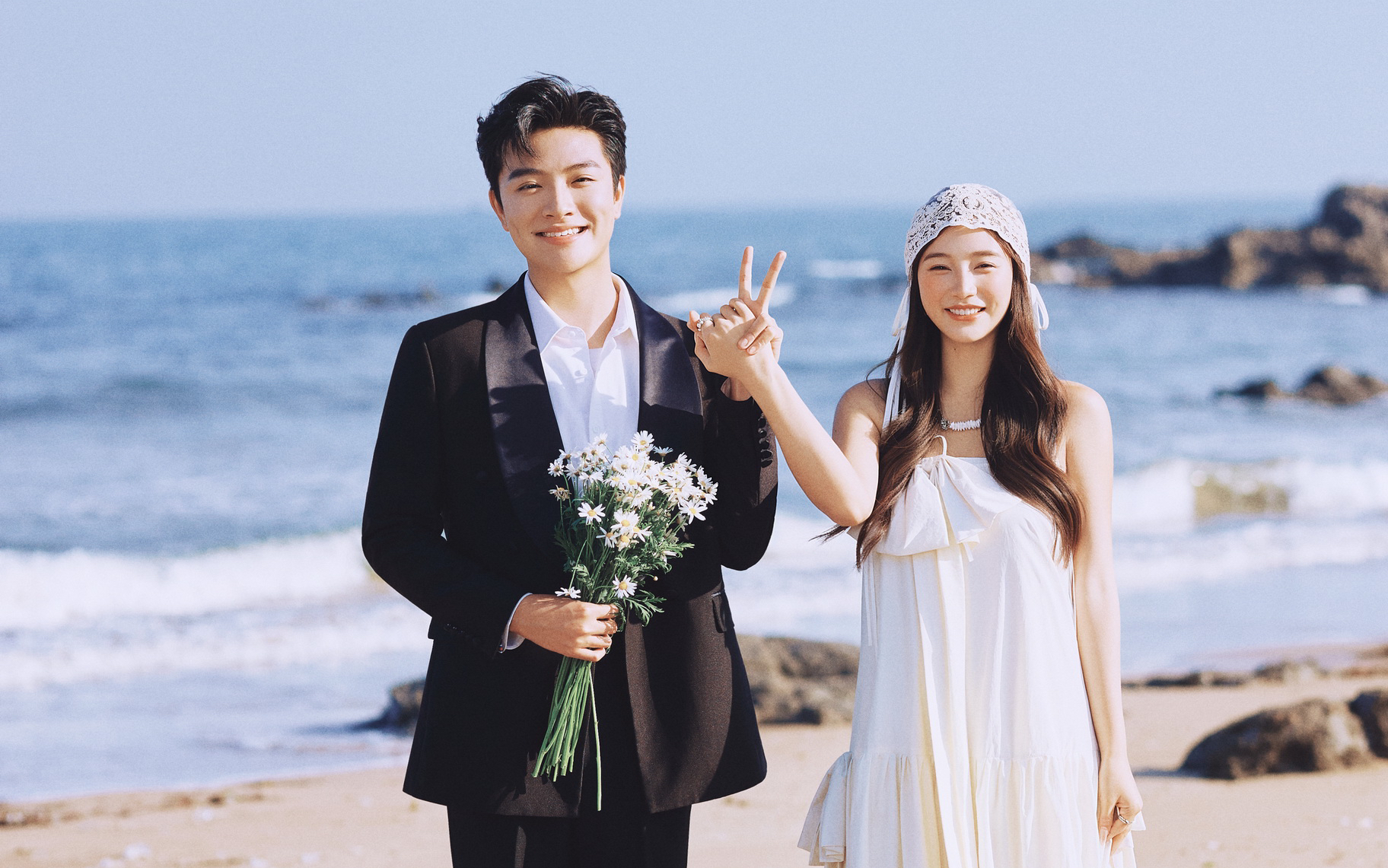 膠片與情感的共鳴｜礁石海景婚紗照