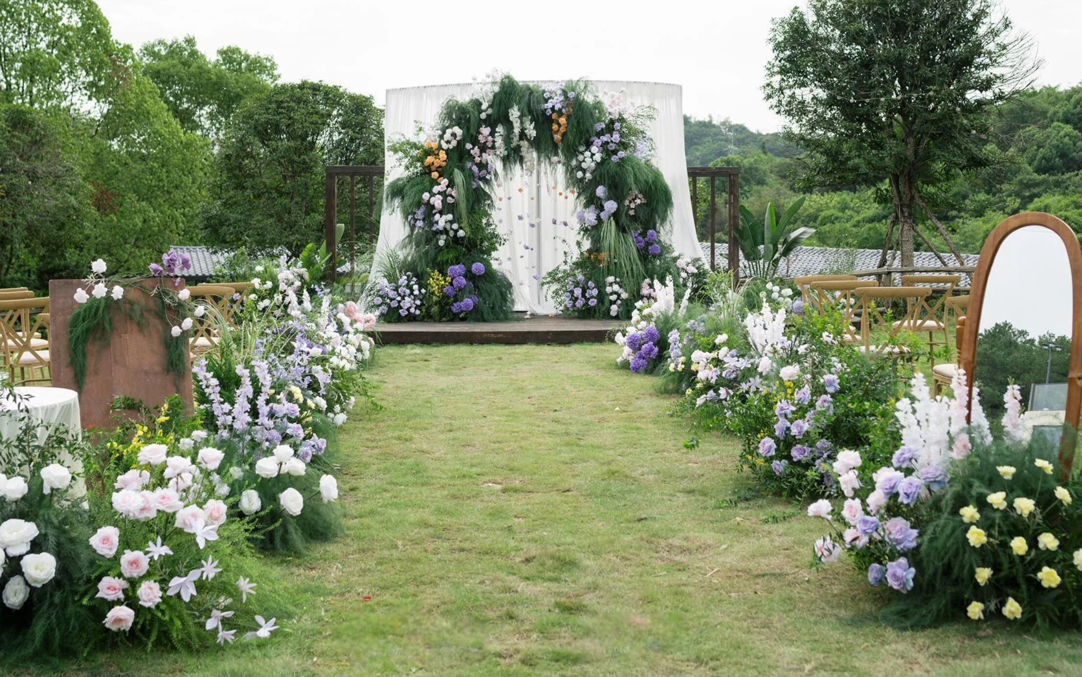 簡約戶外草坪婚禮布置