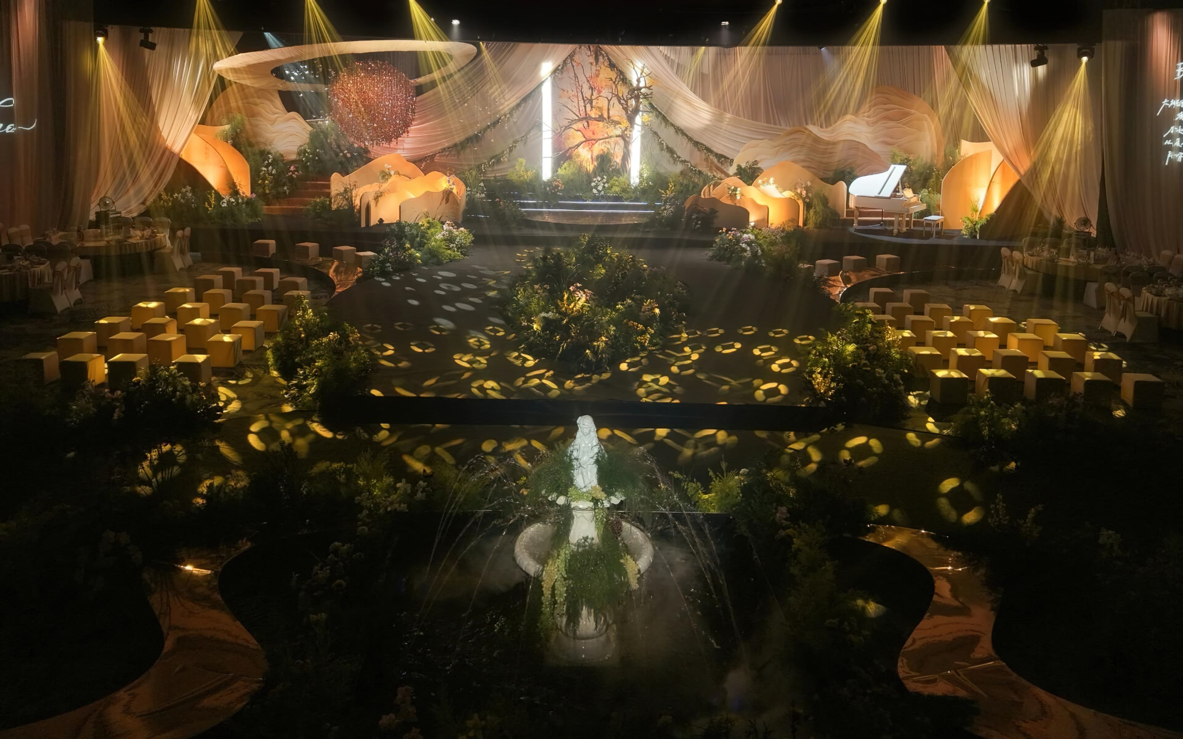 香槟布幔+雾森花艺，高级感婚礼布置