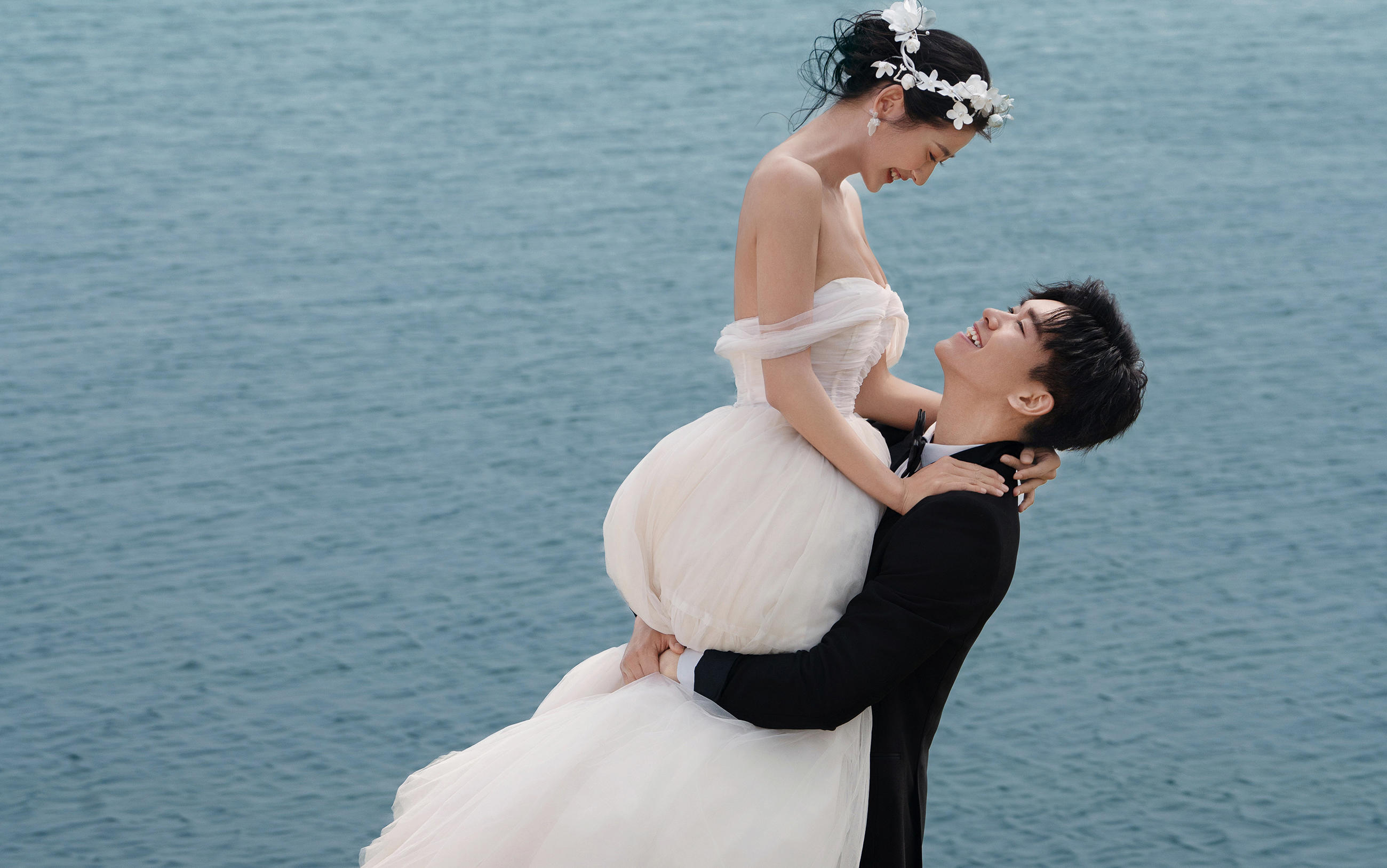蒙自长桥海草坪上的浪漫遇见纪实感婚纱照唯美又高级