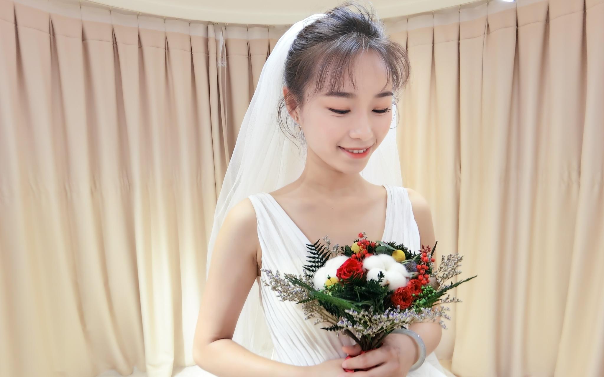 曼诺高端品牌婚纱礼服8件套+总监跟妆