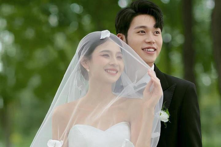 清新慵懶浪漫 草坪婚紗照氣息??