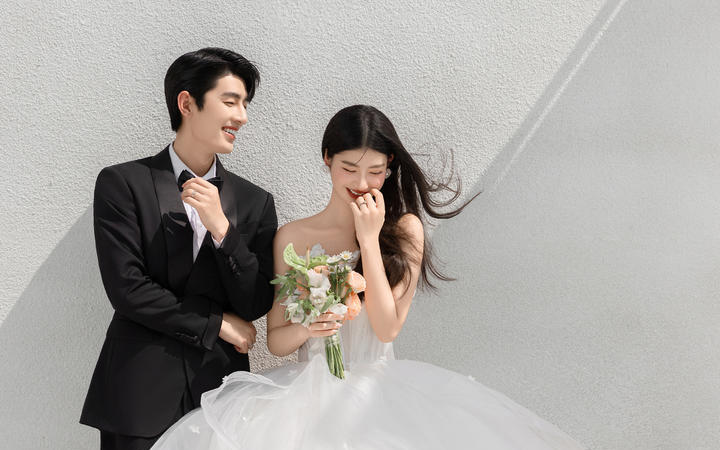 超爱这组室内极简婚纱照‼️是我想要的高级感