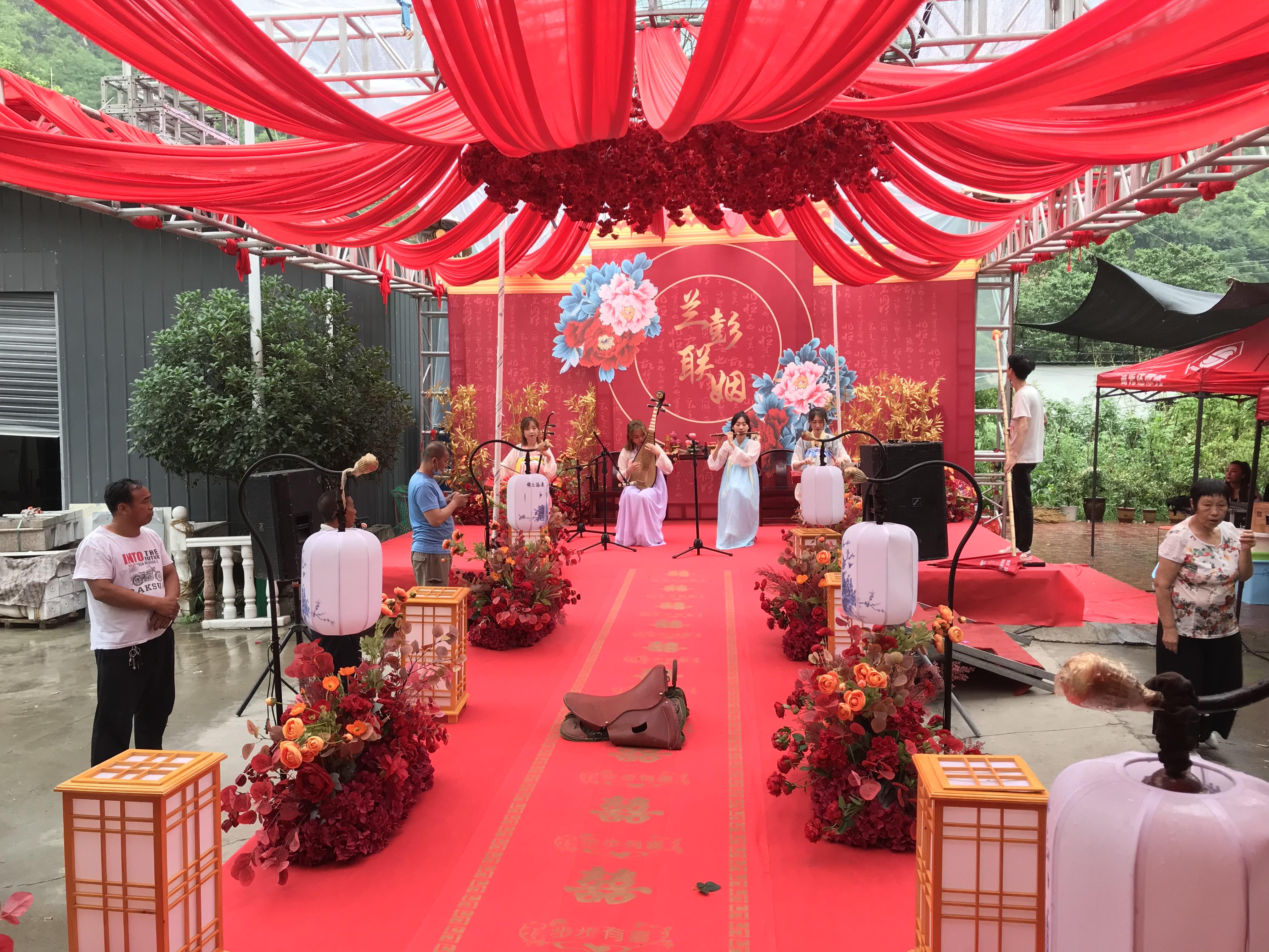 新中式大红吊顶大气完美婚礼