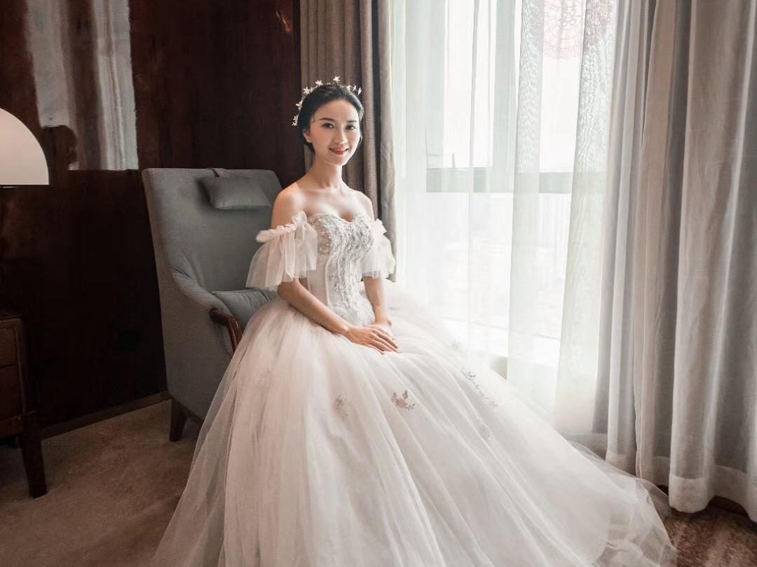 高资造型师（全天跟妆）+婚纱一套