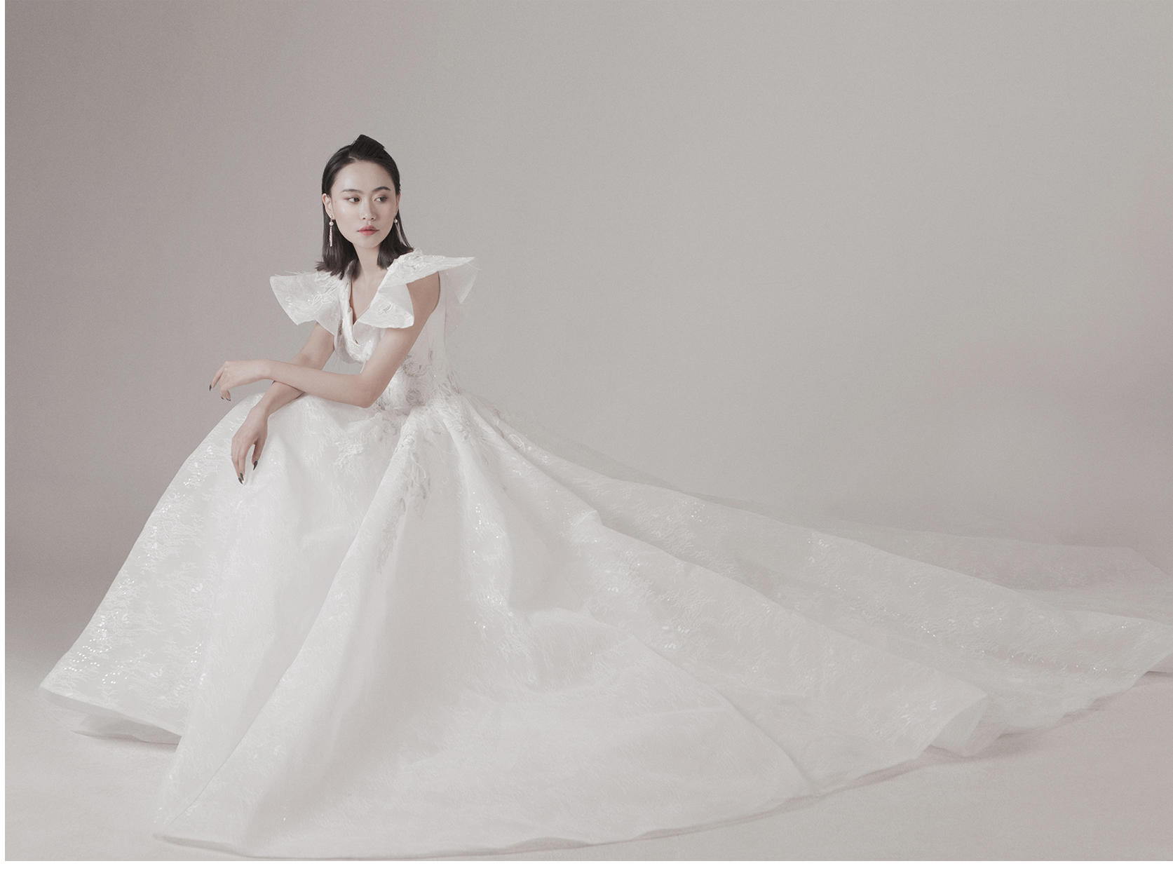 [唯誓婚纱] 南非进口羽毛花边拖尾主纱