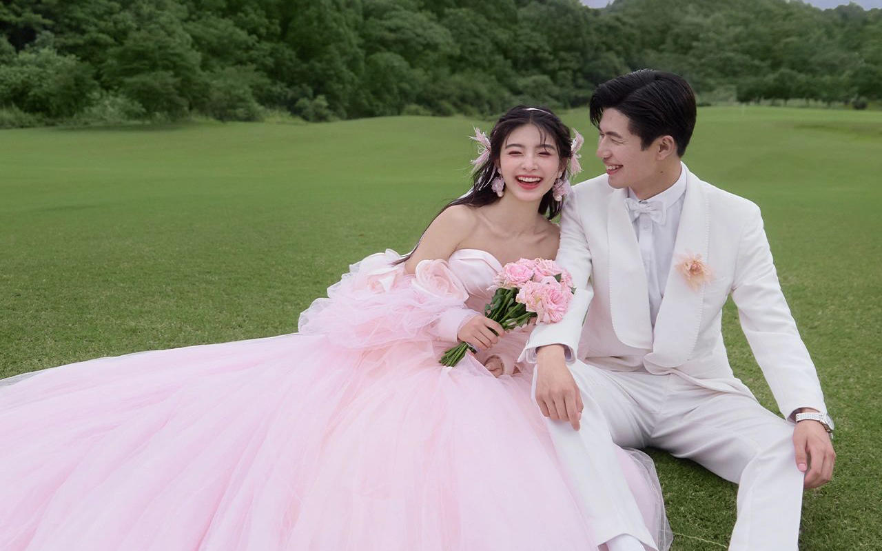 甜过初恋💕的粉纱草坪婚纱照,可以这么浪漫