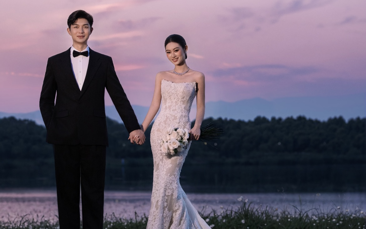 湖边日落氛围感鱼尾婚纱照