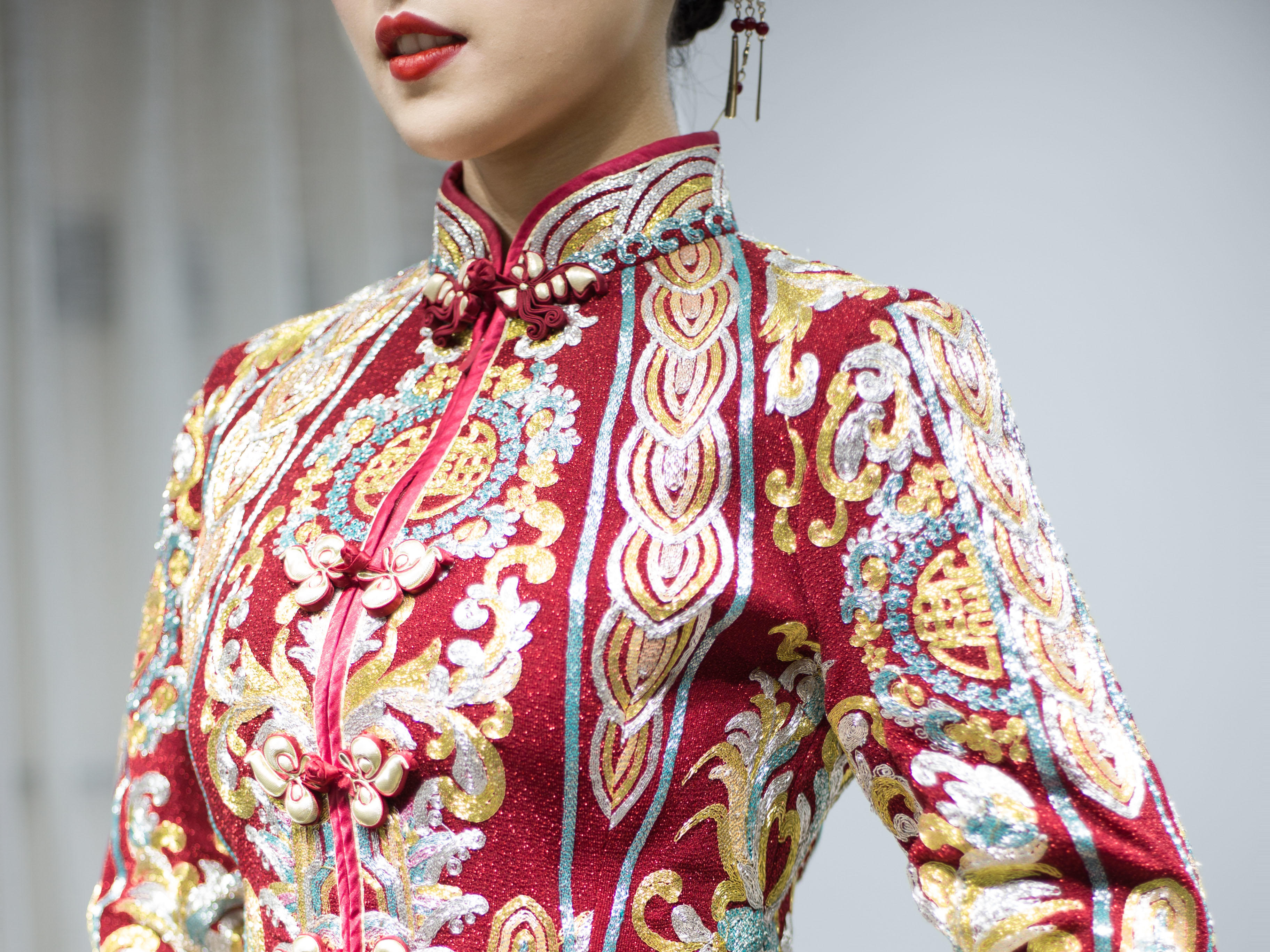 充满着蕾丝点缀的鱼尾婚纱，毫不刻意地展现身材。