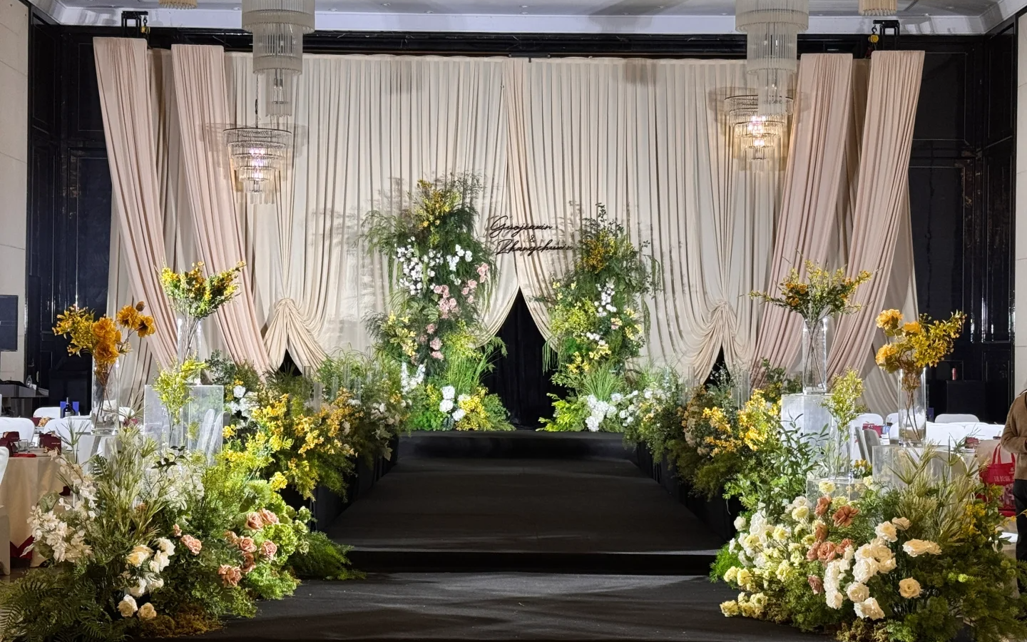 野生感滿滿的布?；槎Y