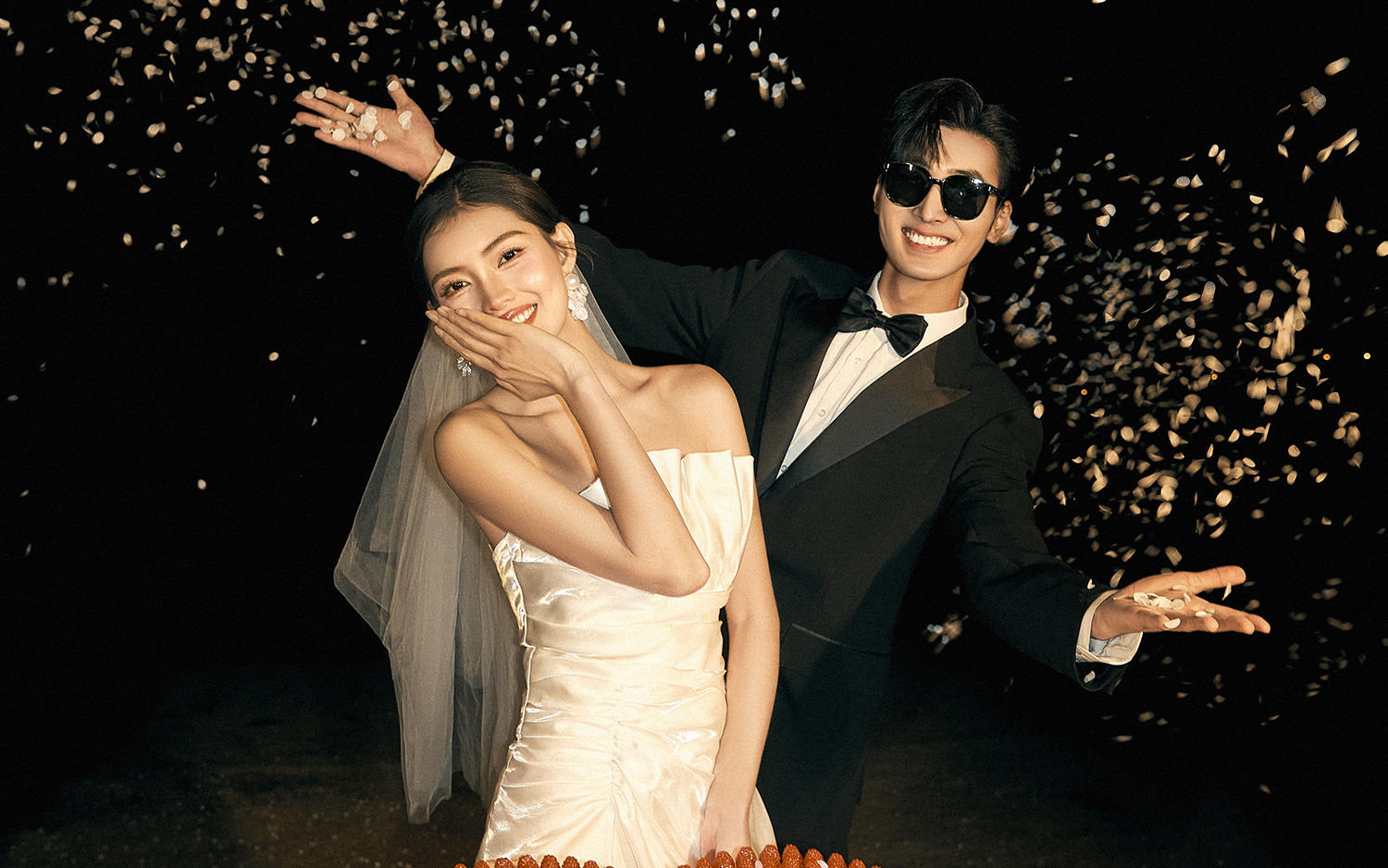 此刻，浪漫具像化?夜景煙花婚紗照??