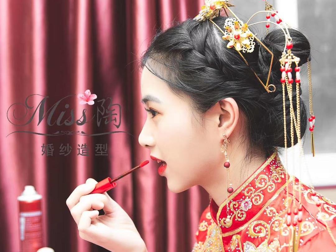 婚纱+秀禾+礼服租赁+首席化妆师跟妆+新娘浴袍