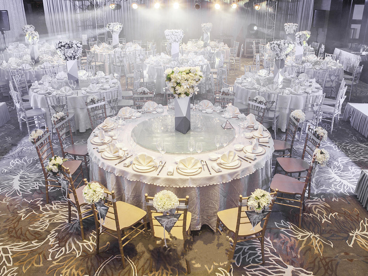 城市风个性创意型婚礼《男人花》