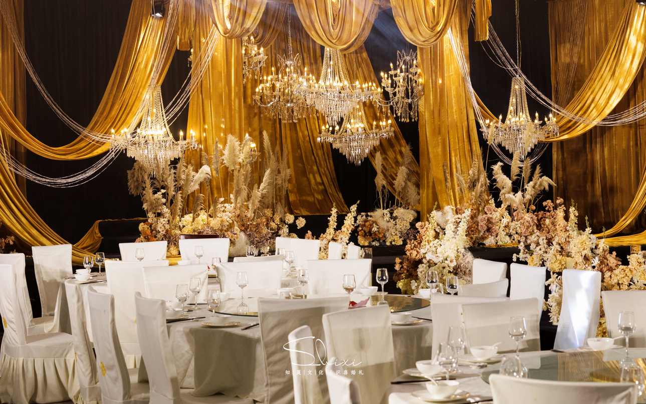 金色布幔婚禮