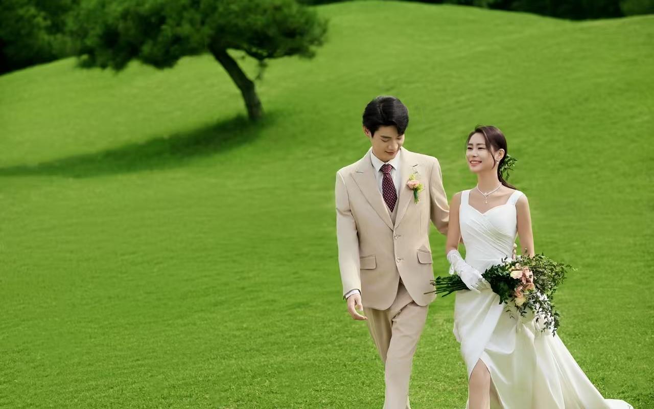 草坪婚纱照浪漫的起点