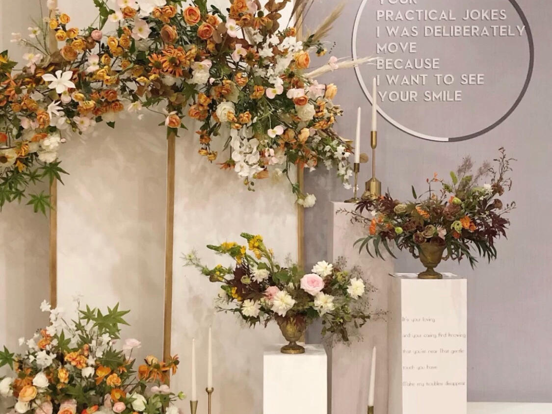 恬静温柔的珊瑚橙和低调沉稳的白灰色碰撞