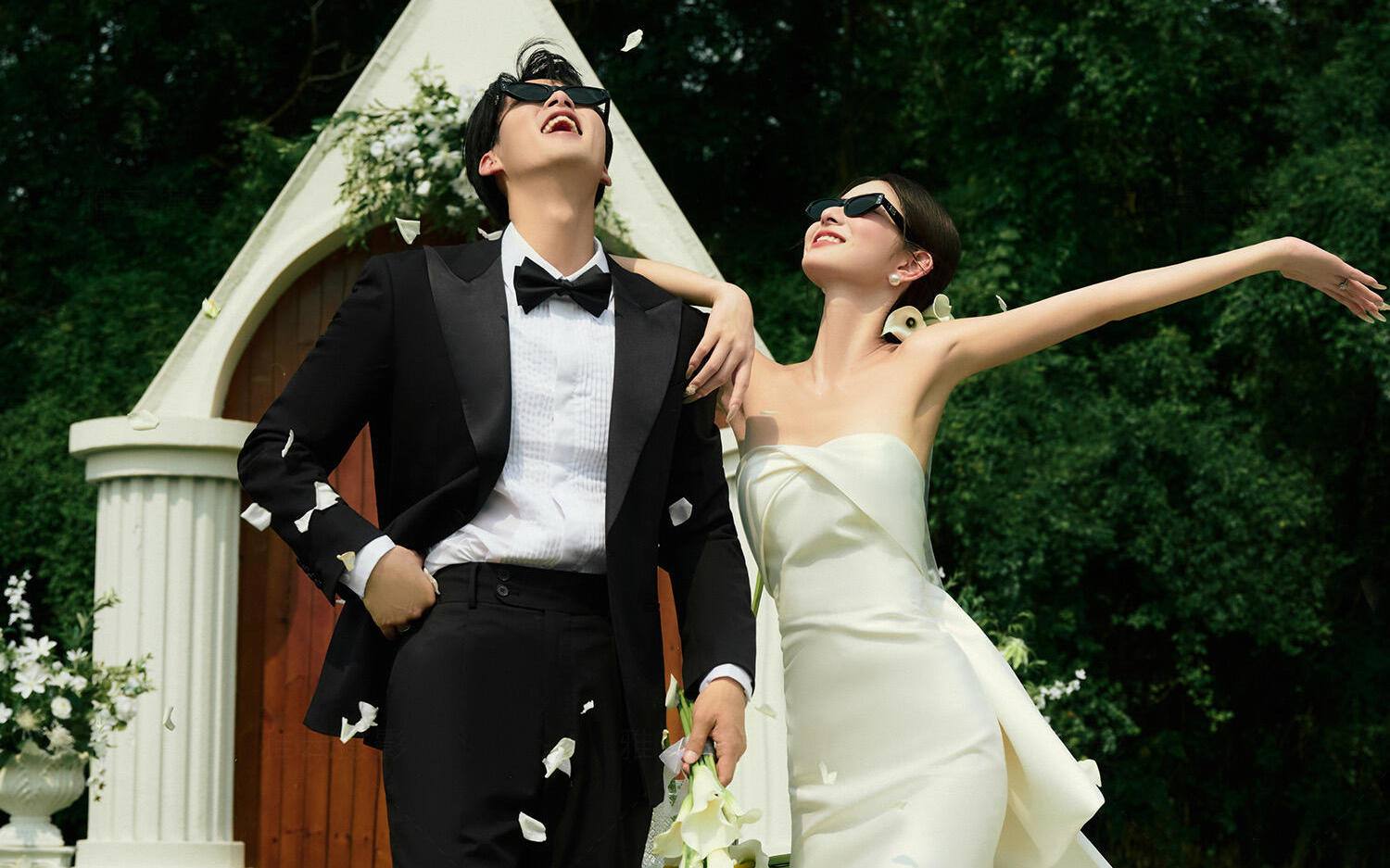 阴天拍草坪情绪婚纱照真的绝了 电影感99+