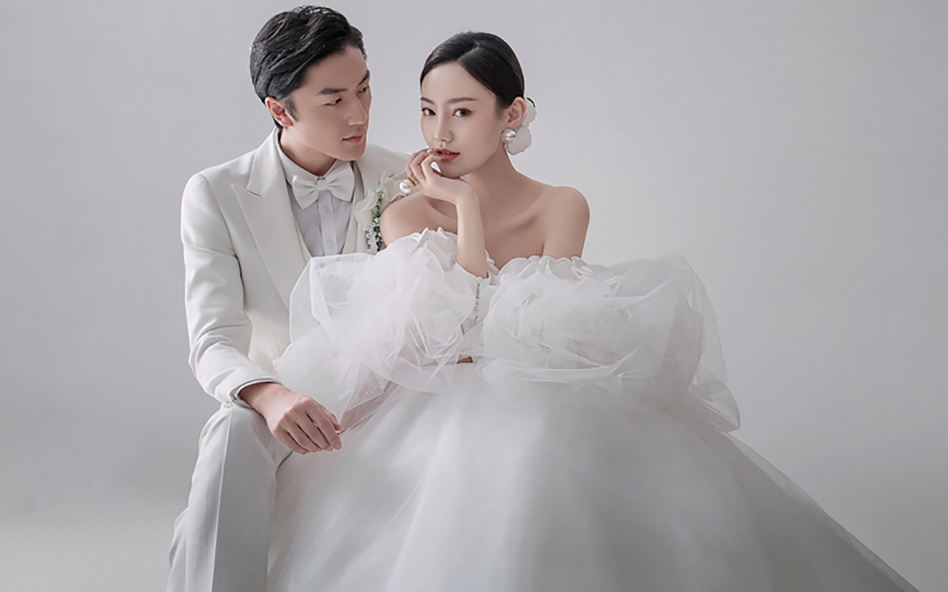 室内纯色婚纱