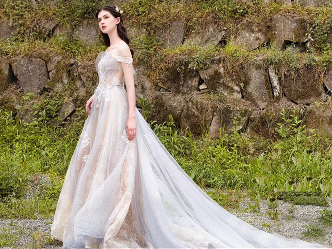 【即白婚纱·轻奢套餐】全场任意三件+跟妆+伴娘服