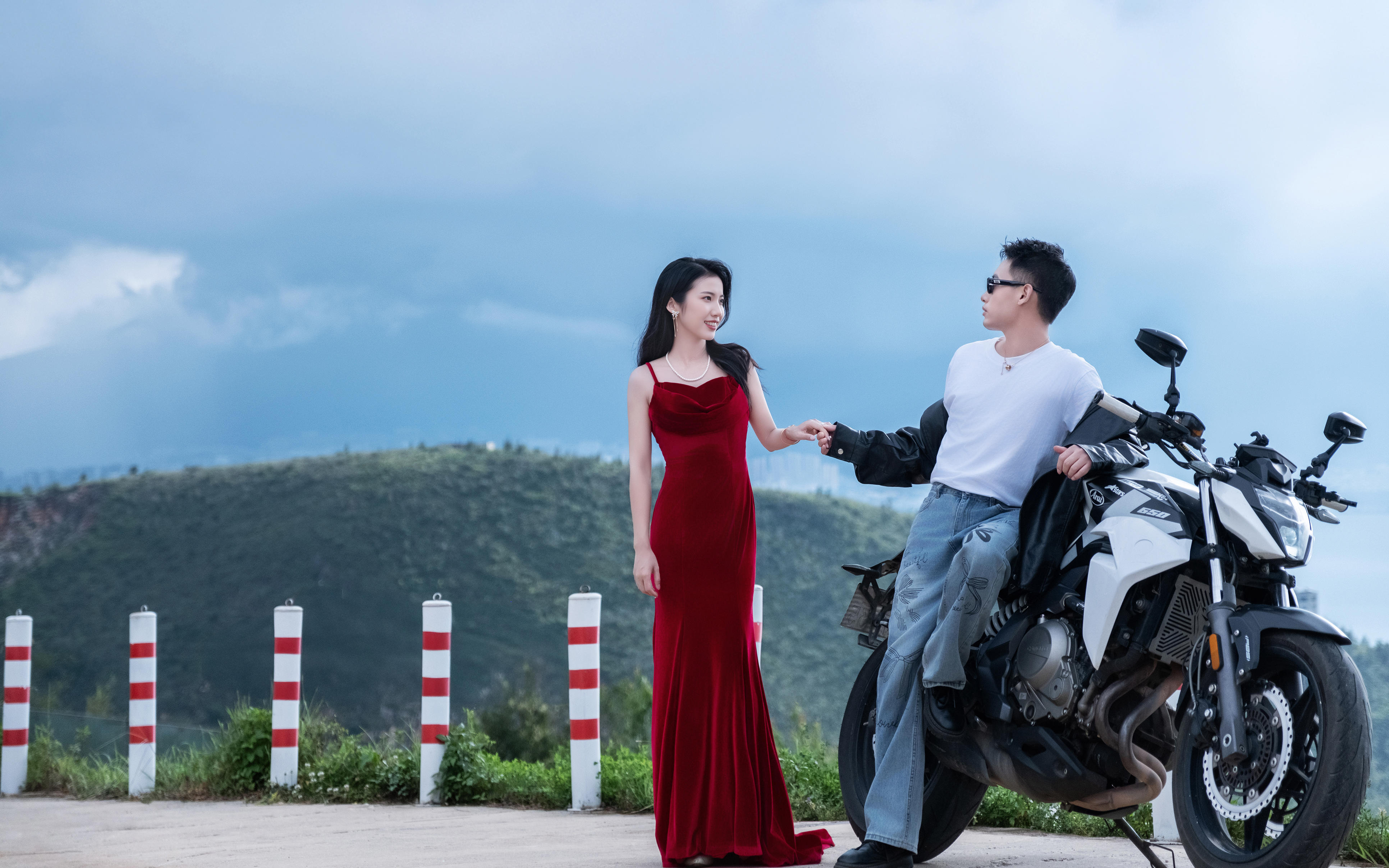 洱海骑士！机车偷载婚纱照私奔