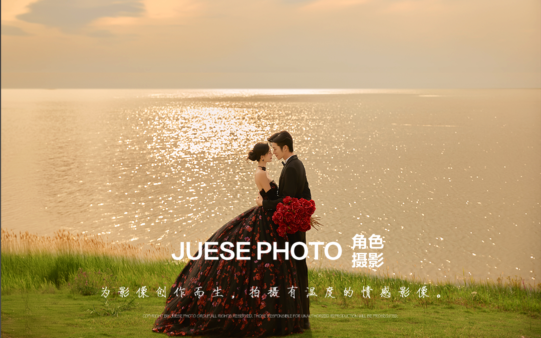 對(duì)視間，黑紗紅玫的愛意