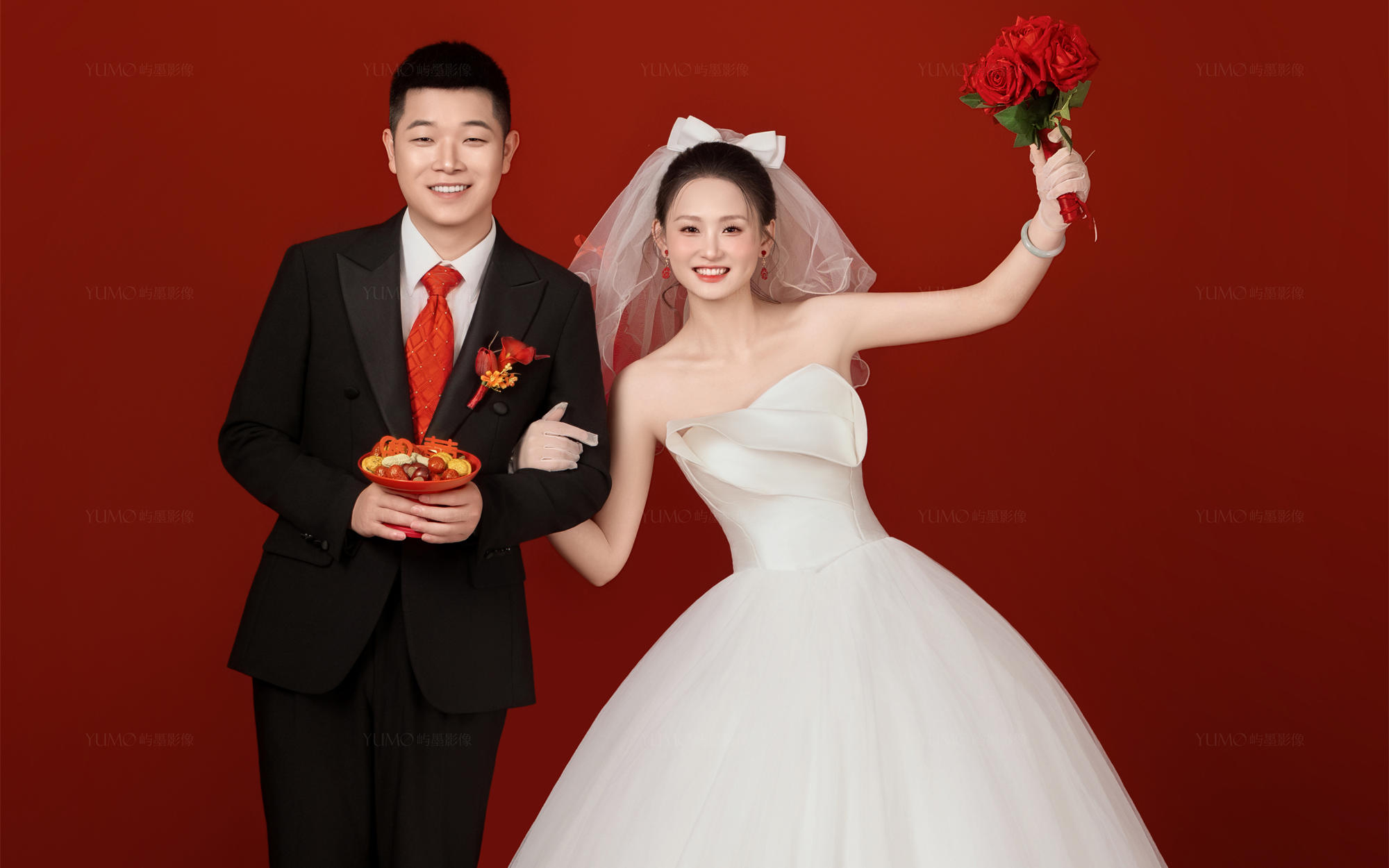 红底白纱中式婚纱照｜把浪漫刻进传统里
