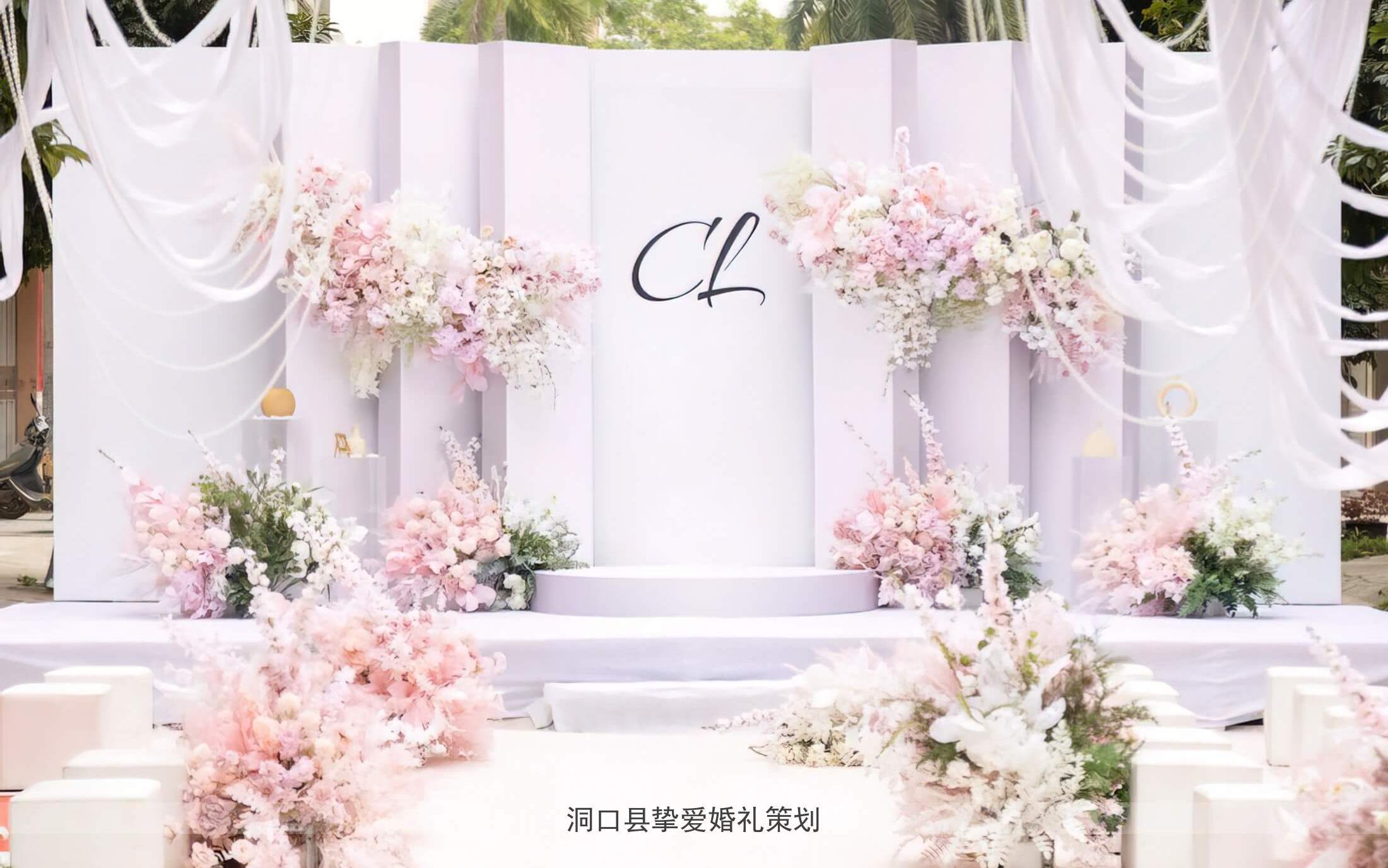 微风轻拂淡粉花艺，邂逅庭院浪漫时刻
