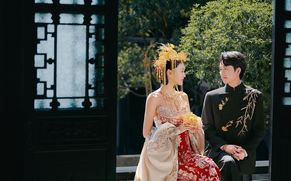《凤冠霞帔 VS 长衫马褂，中式婚照甜度拉满❗》