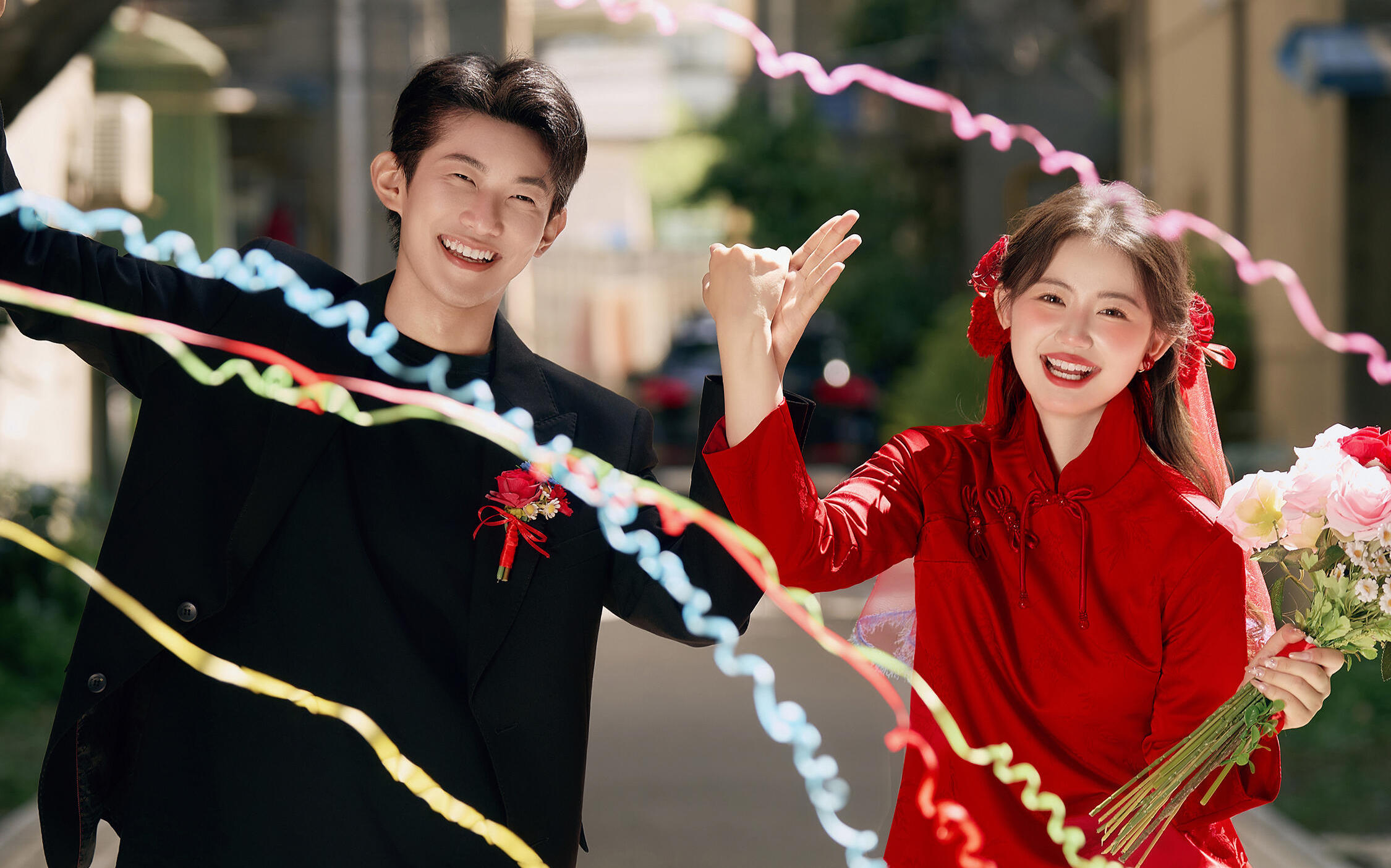 中国女孩配中国红！活人感喜嫁婚纱照超出片