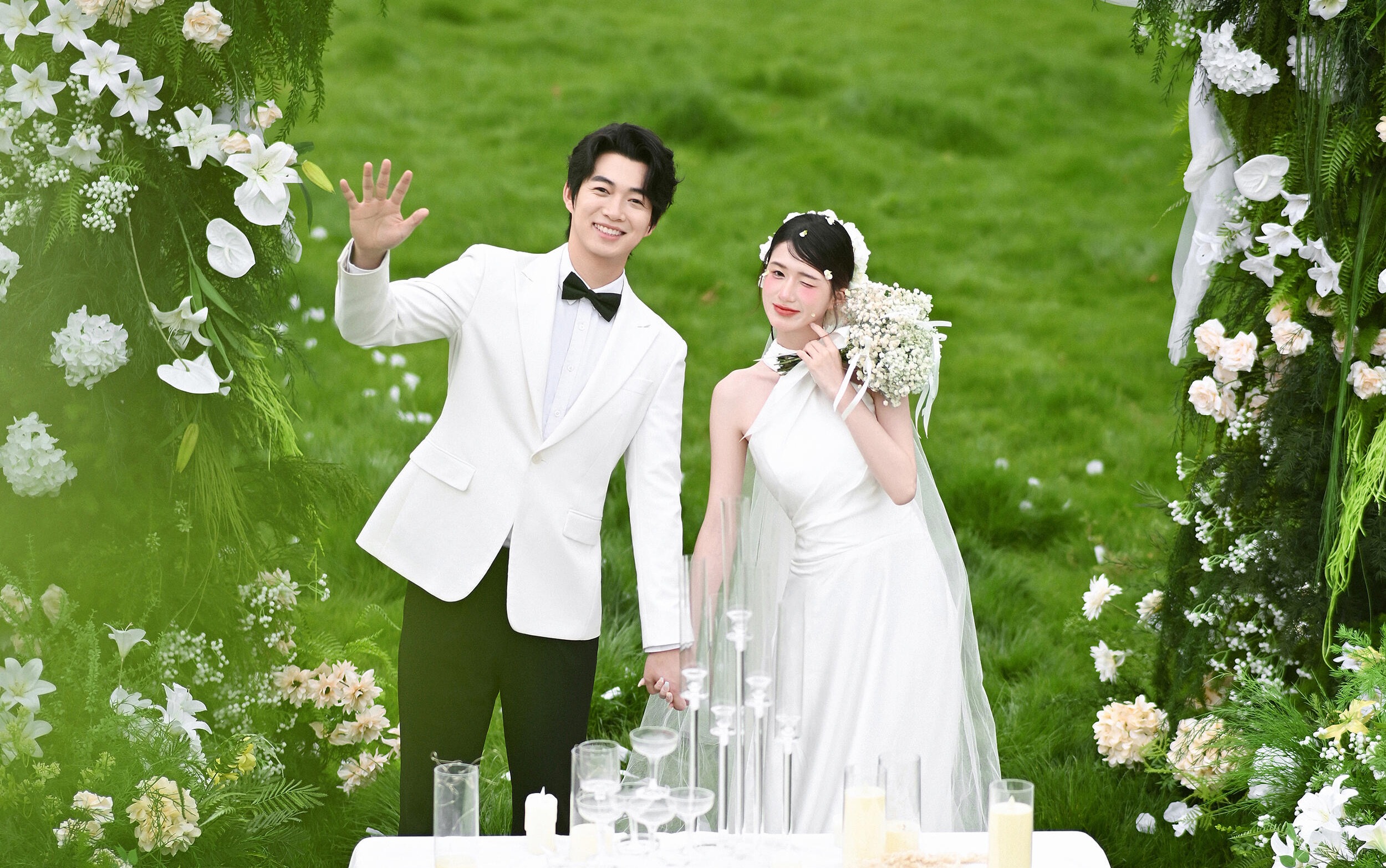 夏日草坪婚纱照，刚刚好的浪漫