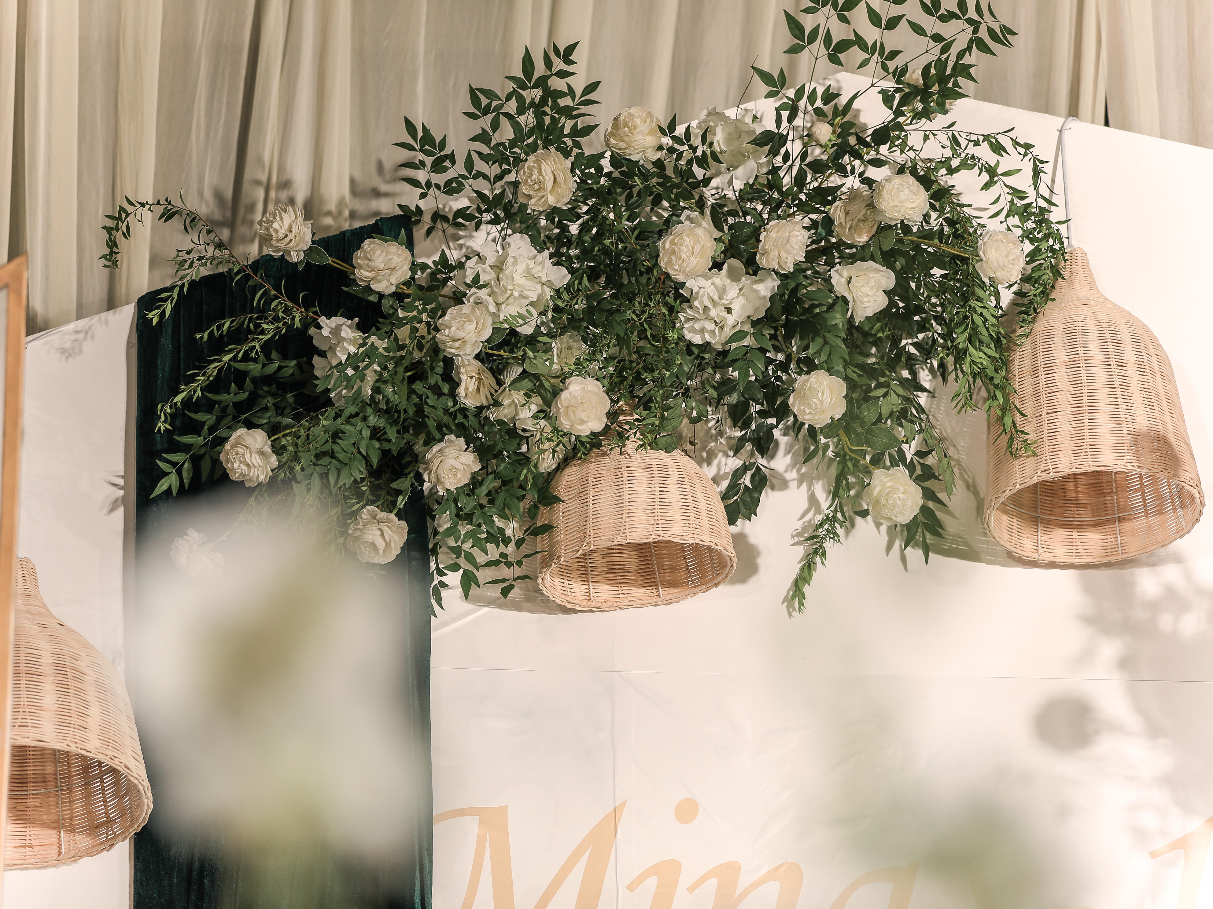 白绿色系简约室内大气婚礼小预算