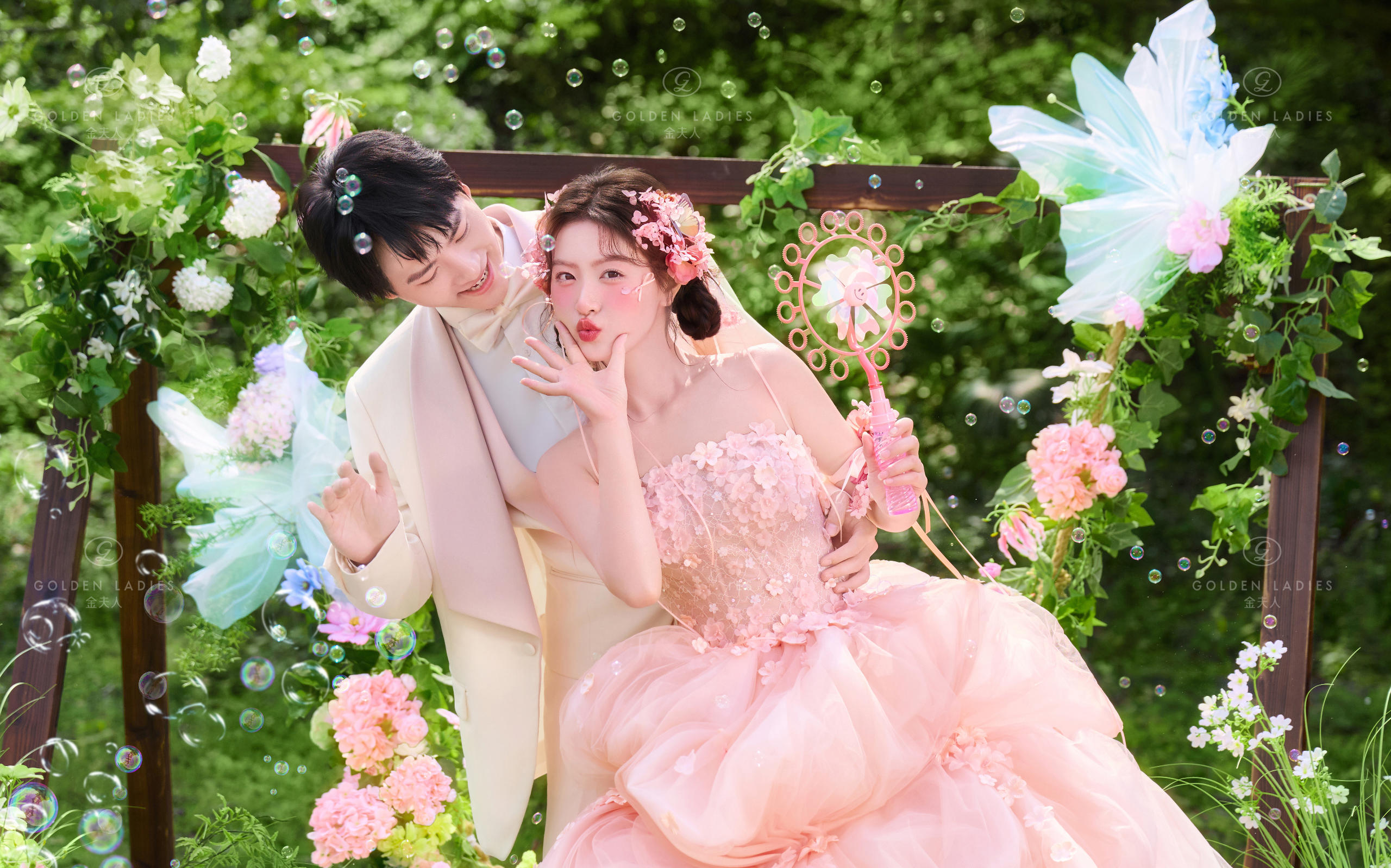 清凉夏季婚纱照，鲜花造型来袭